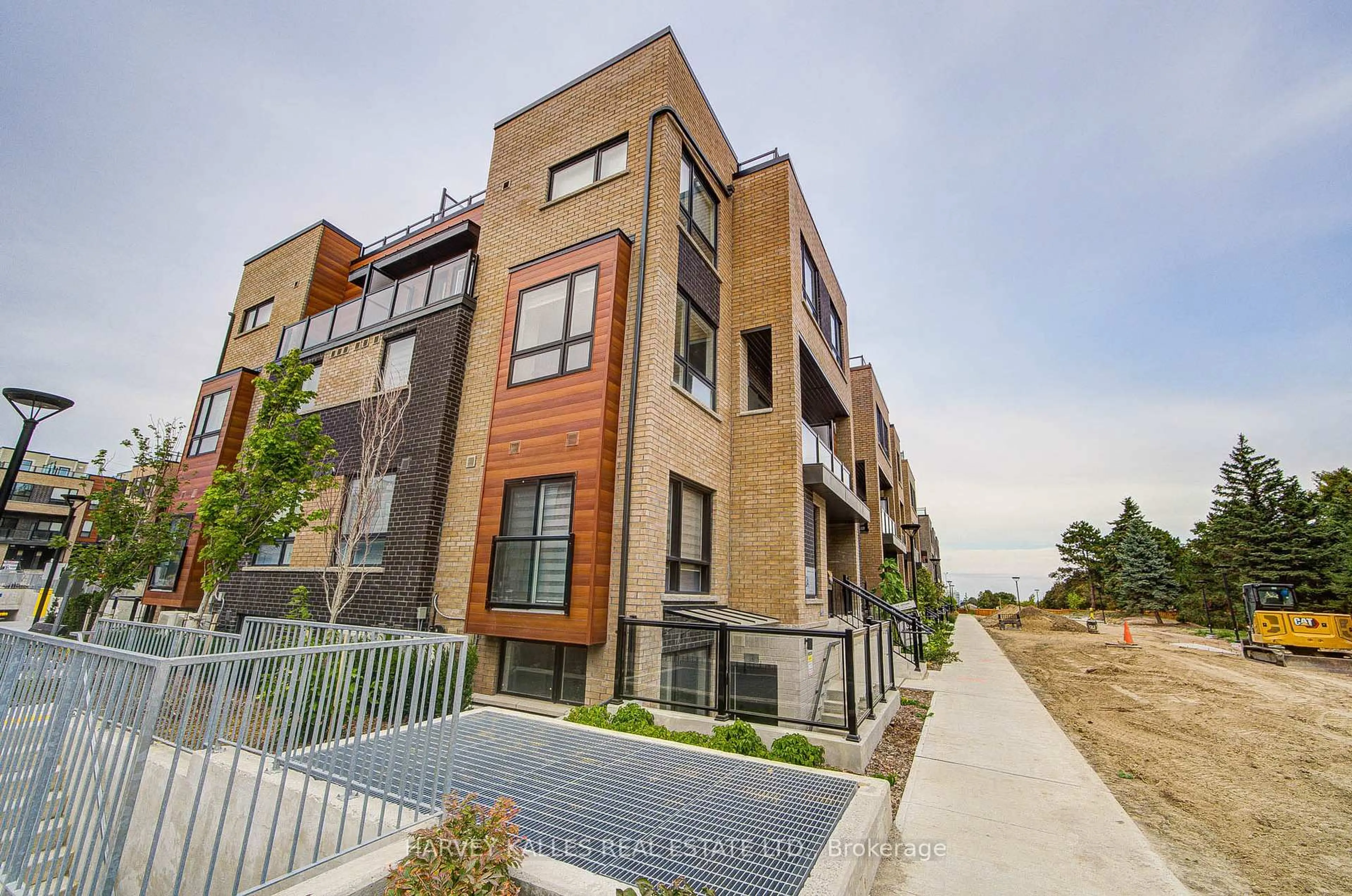 Unknown for 24 Lytham Green Circ #16, Newmarket Ontario L3Y 0H4