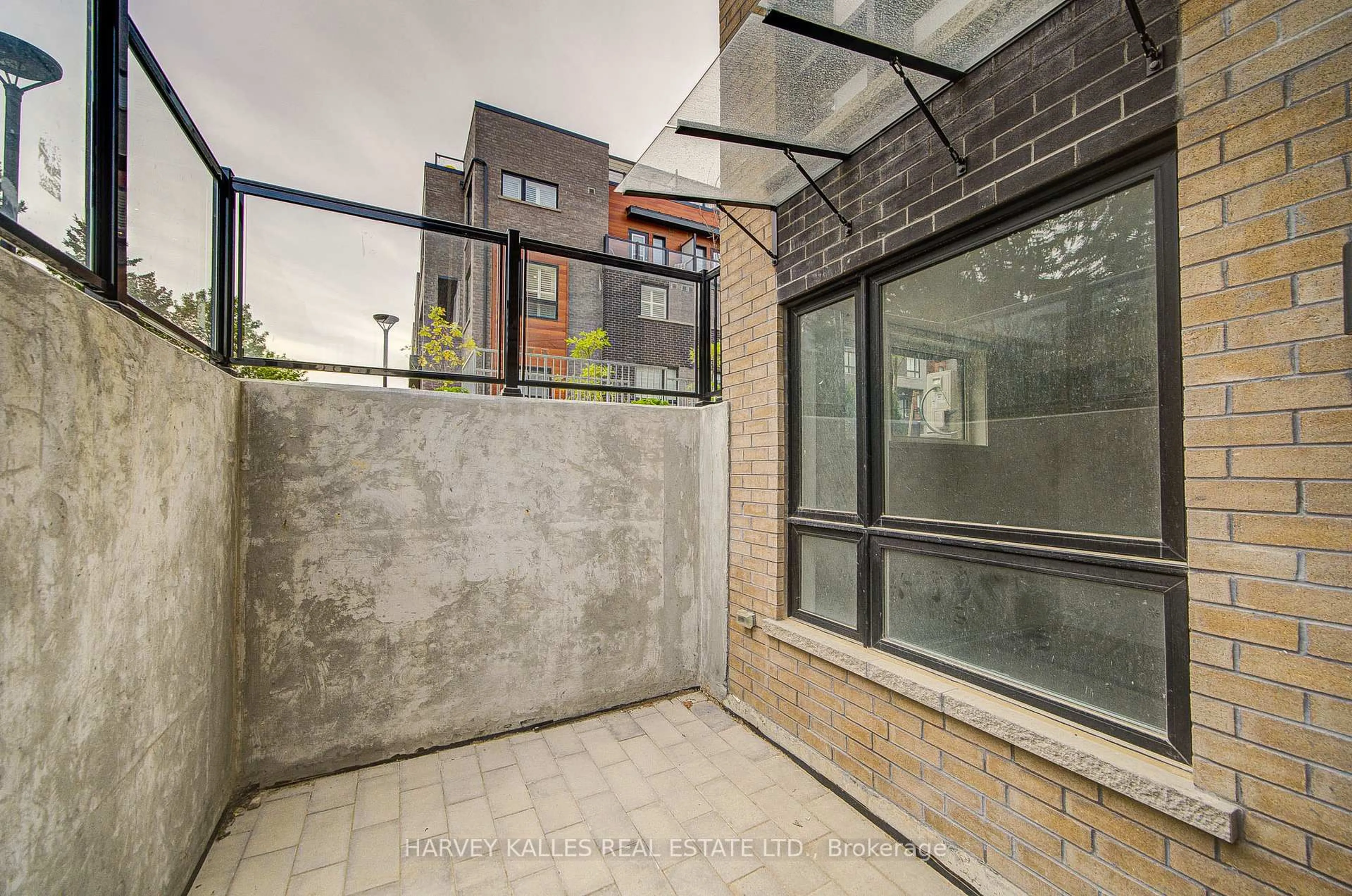 Patio, street for 24 Lytham Green Circ #16, Newmarket Ontario L3Y 0H4