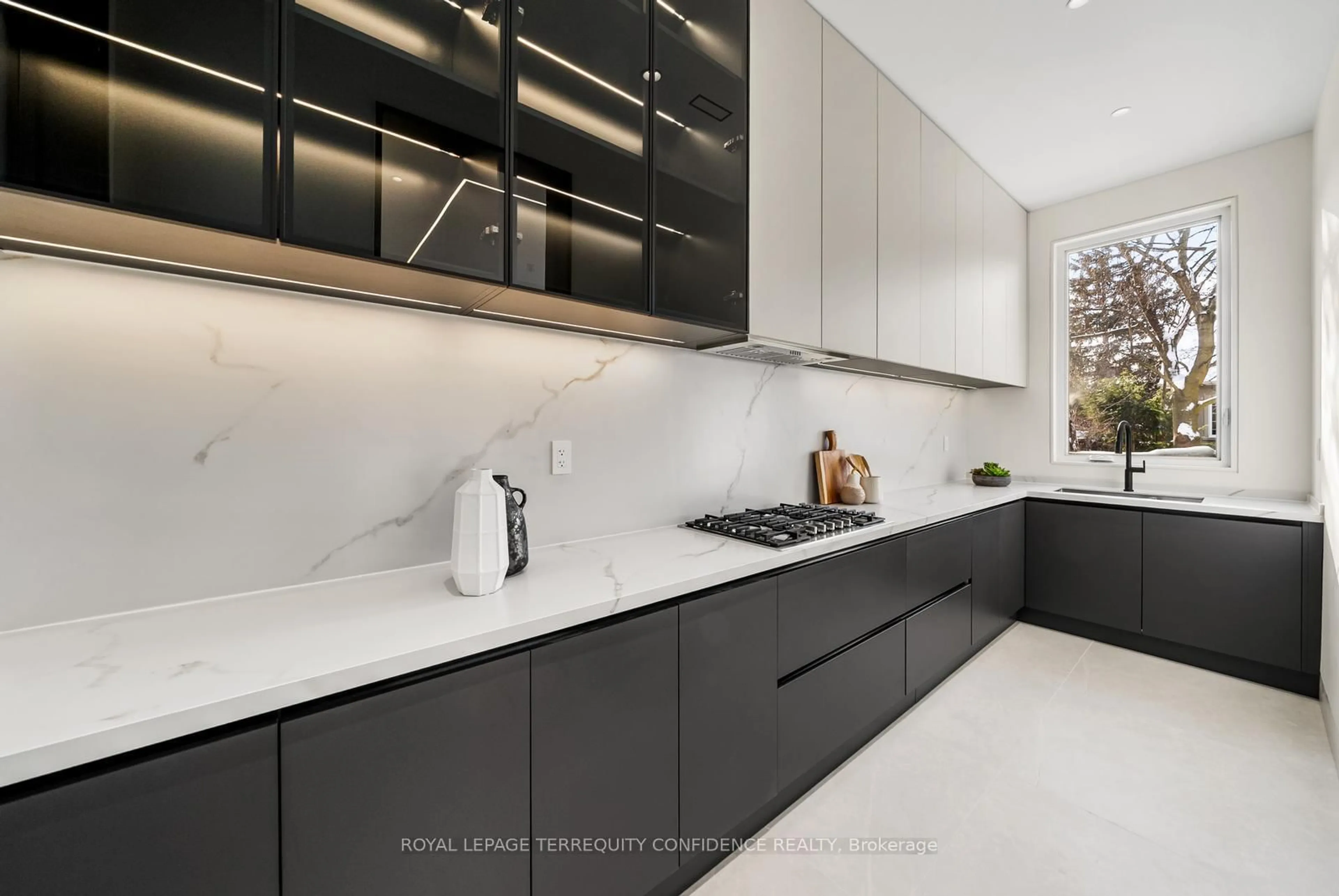 Contemporary kitchen, ceramic/tile floor for 281 Kerrybrook Dr, Richmond Hill Ontario L4C 3R2