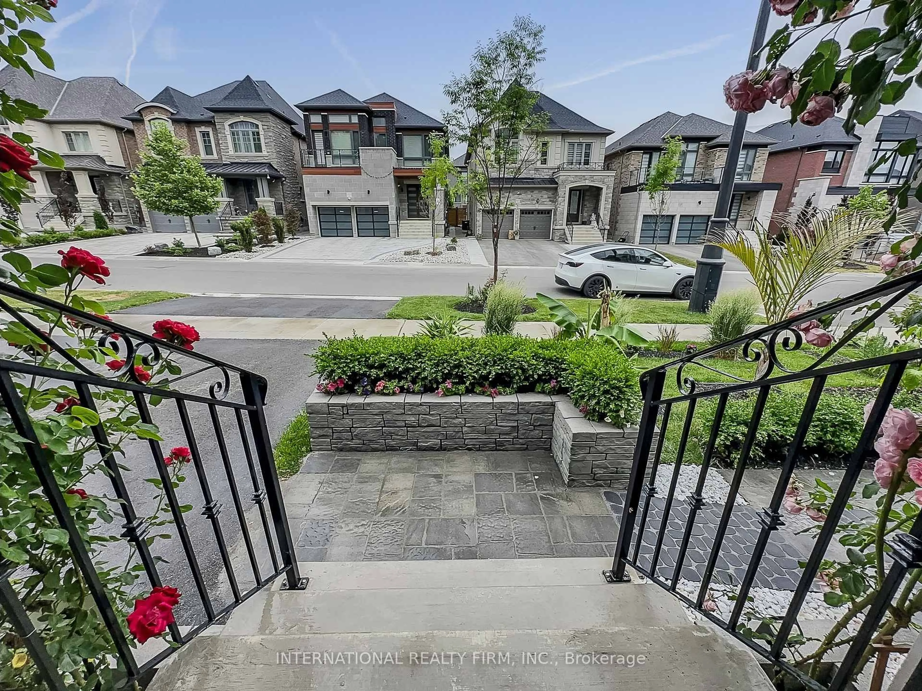 A pic from outside/outdoor area/front of a property/back of a property/a pic from drone, street for 150 Cannes Ave, Vaughan Ontario L4H 5A8