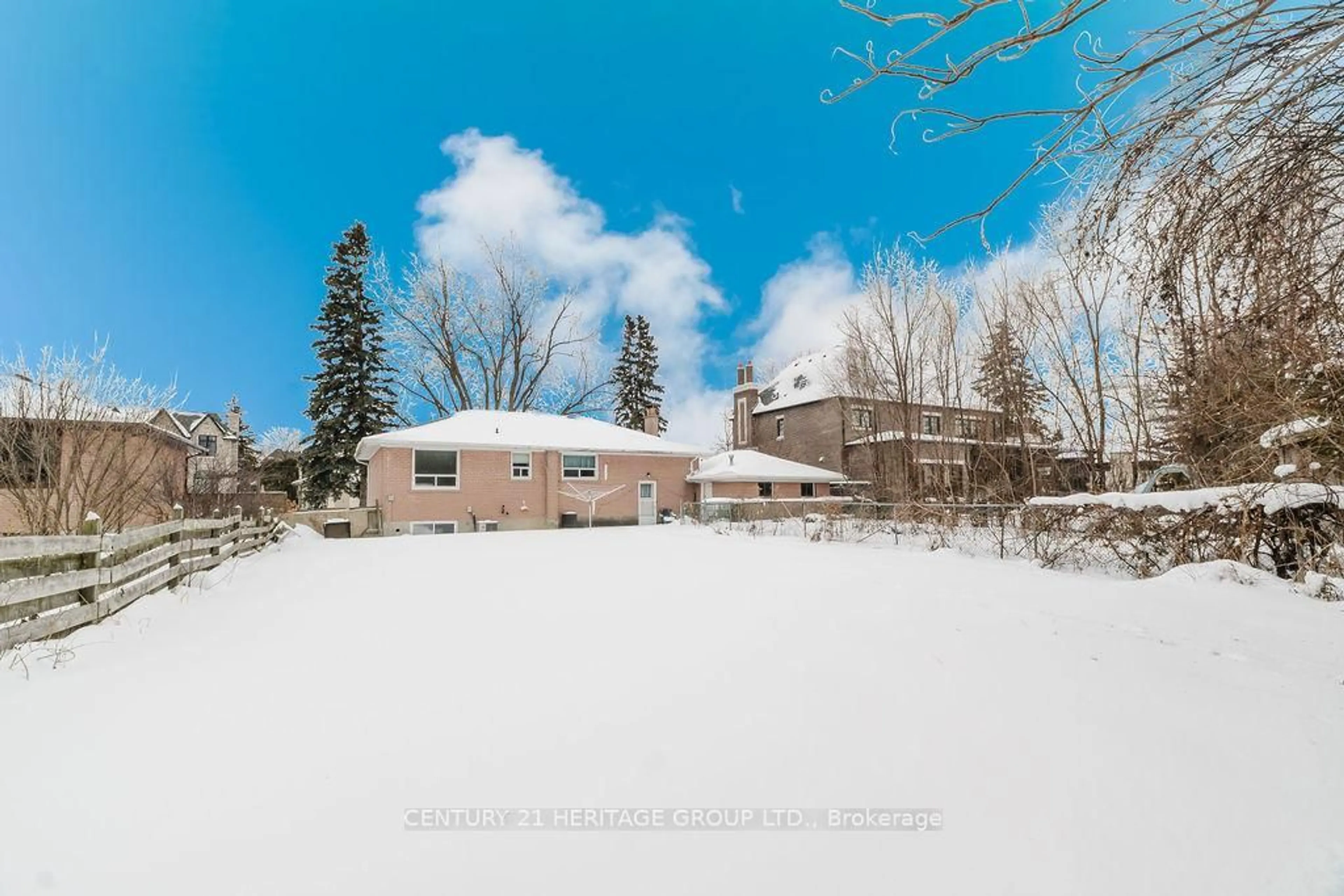 A pic from outside/outdoor area/front of a property/back of a property/a pic from drone, unknown for 142 Kingslynn Dr, King Ontario L7B 1H1