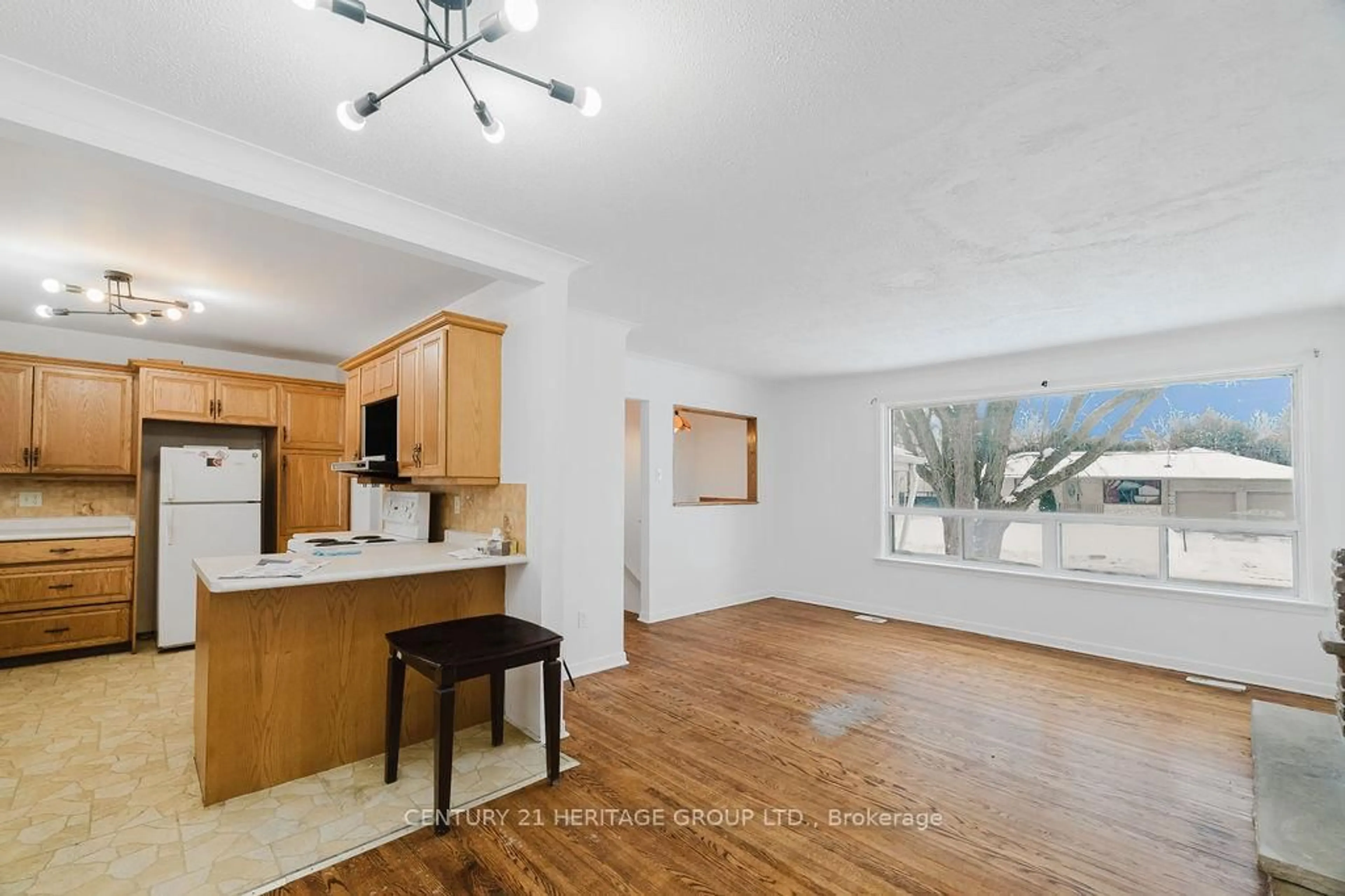 Open concept kitchen, unknown for 142 Kingslynn Dr, King Ontario L7B 1H1