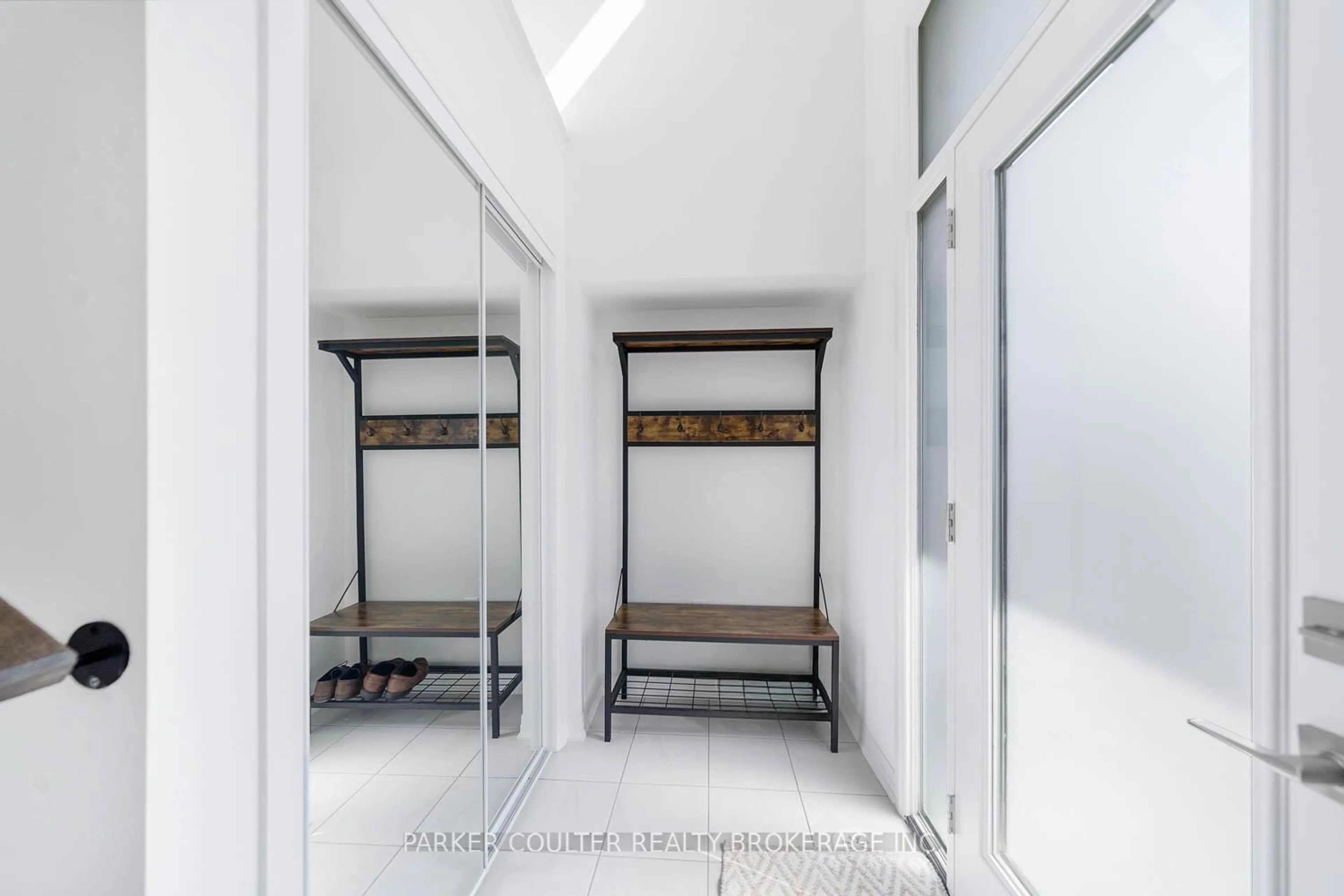 Indoor foyer for 28 Totten Tr #14, New Tecumseth Ontario L0G 1W0