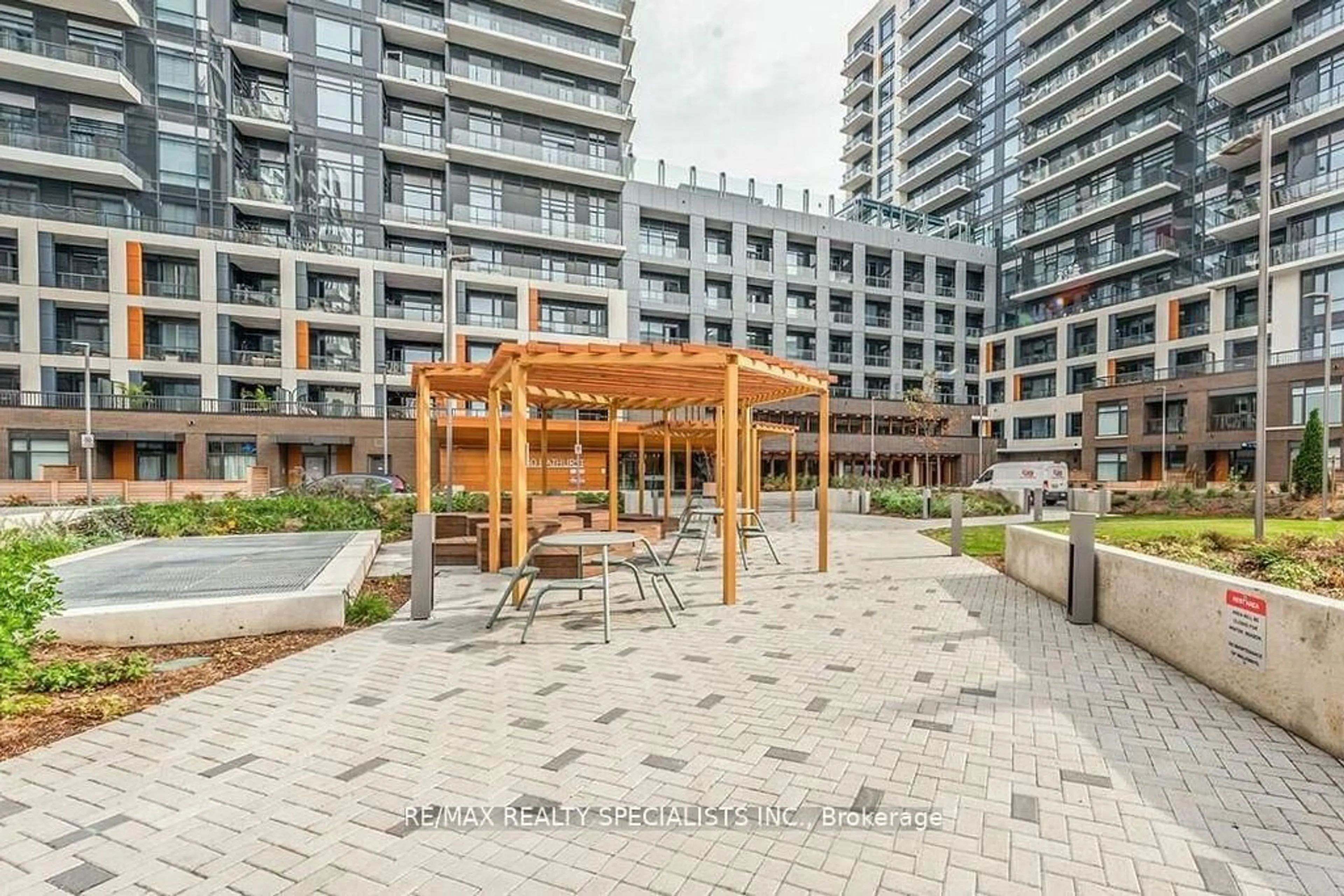 Patio, street for 8 Beverley Glen Blvd #C202, Vaughan Ontario L4J 0L5