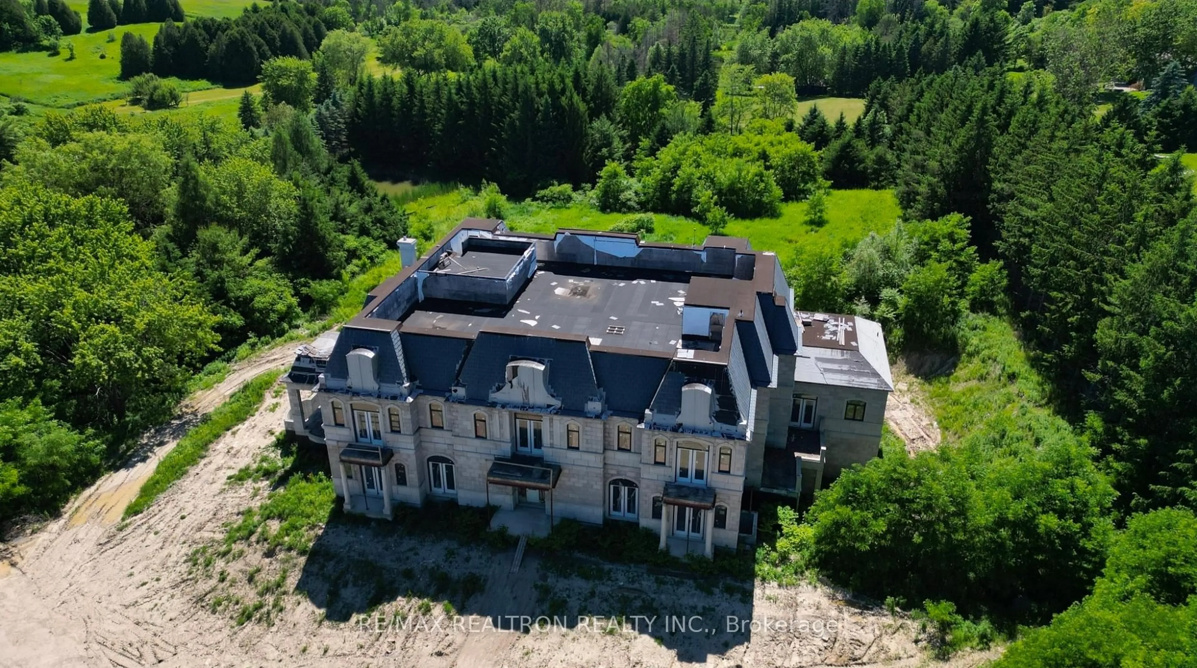 A pic from outside/outdoor area/front of a property/back of a property/a pic from drone, building for 15230 Keele St, King Ontario L7B 1A3