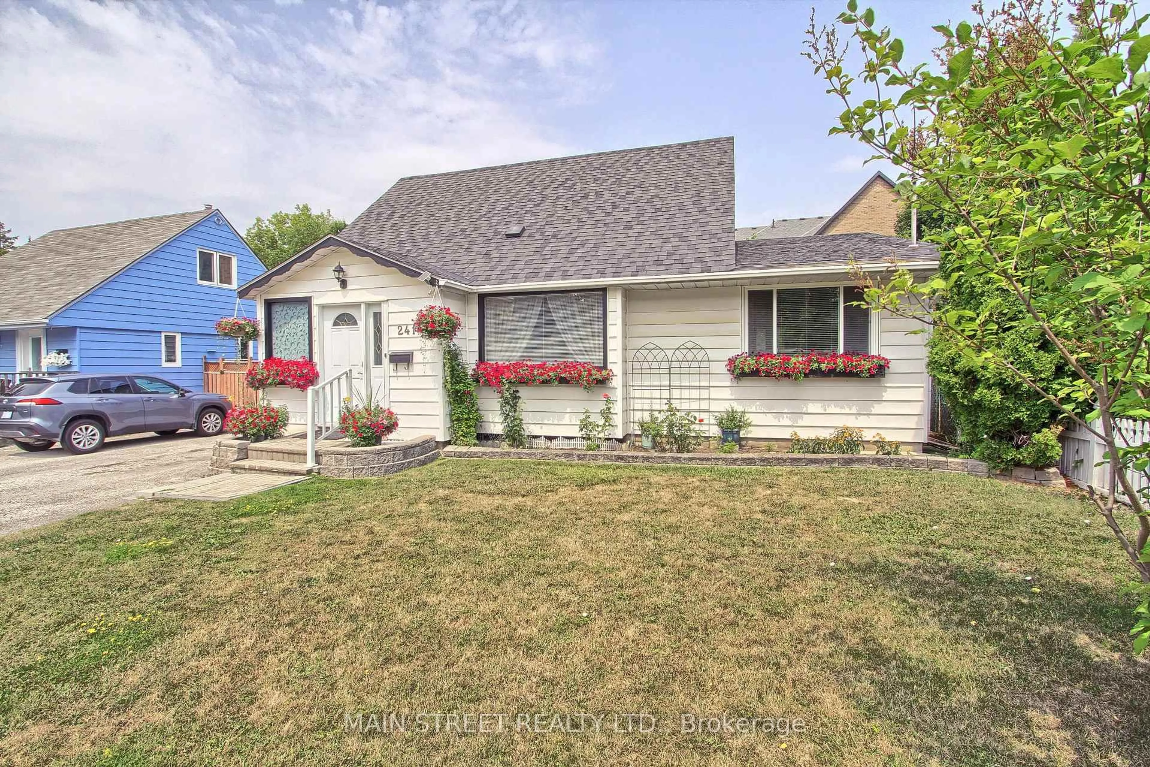 Home with vinyl exterior material, street for 241 Andrew St, Newmarket Ontario L3Y 1H1