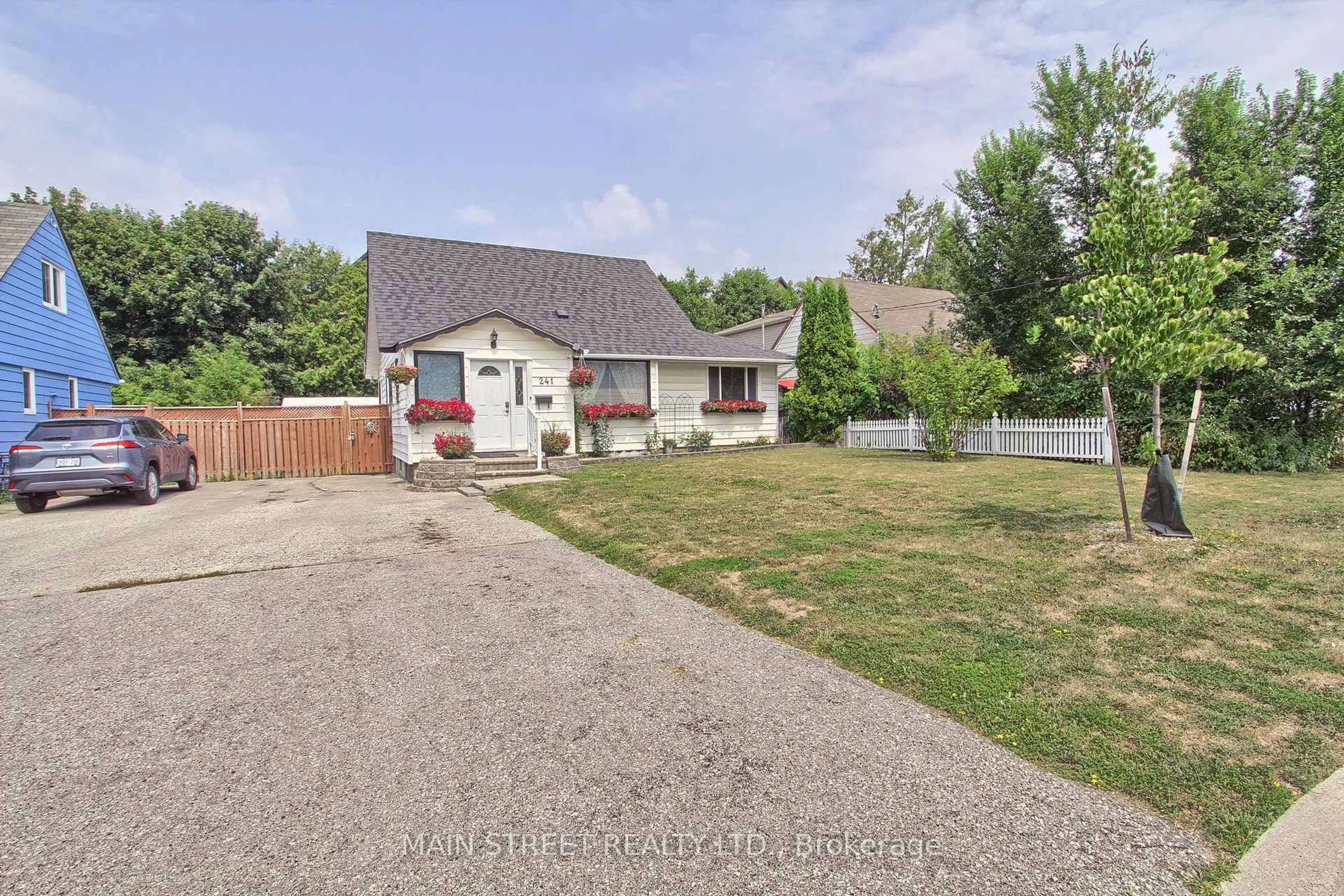 A pic from outside/outdoor area/front of a property/back of a property/a pic from drone, street for 241 Andrew St, Newmarket Ontario L3Y 1H1