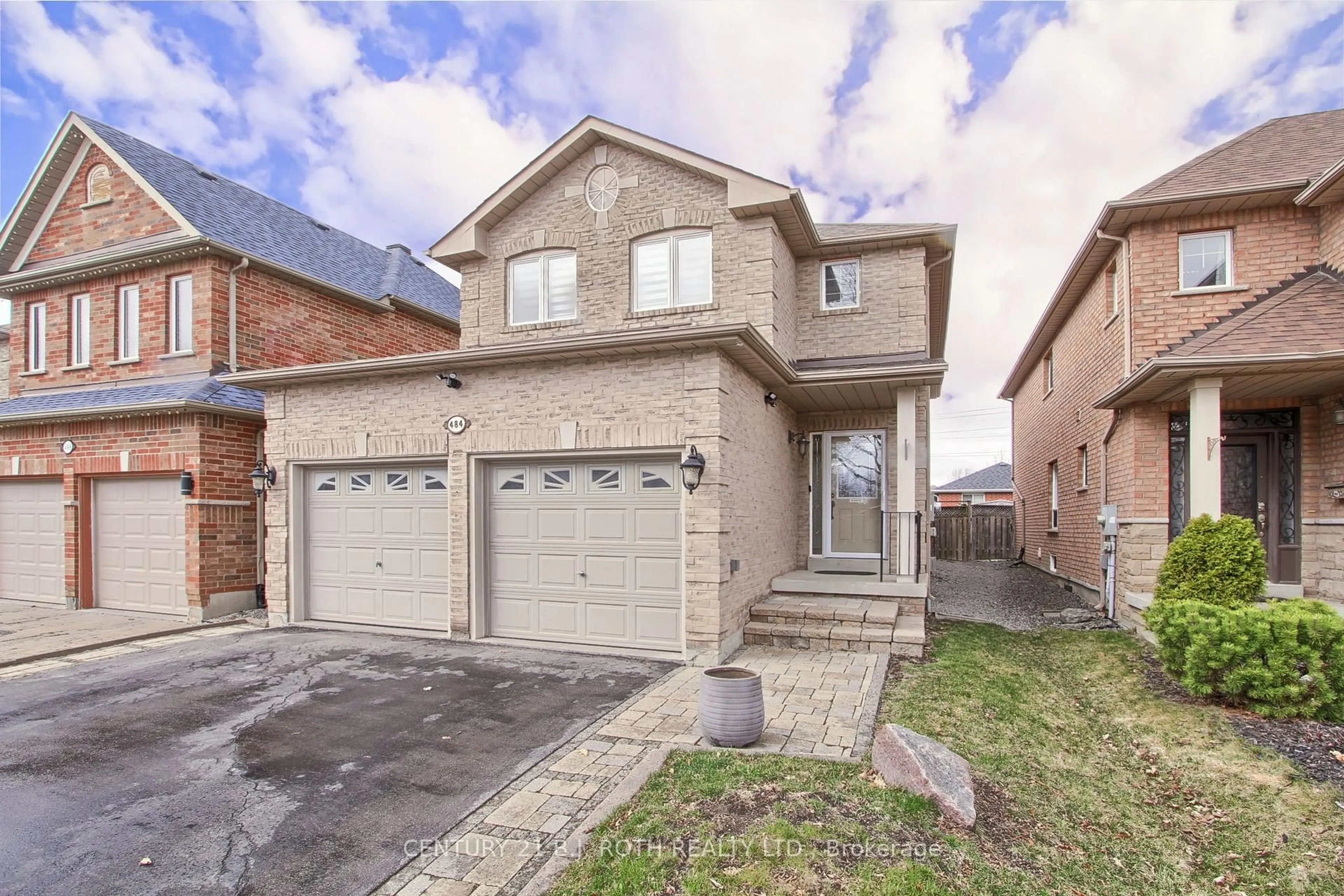 Home with brick exterior material, street for 484 Menczel Cres, Newmarket Ontario L3X 2P6