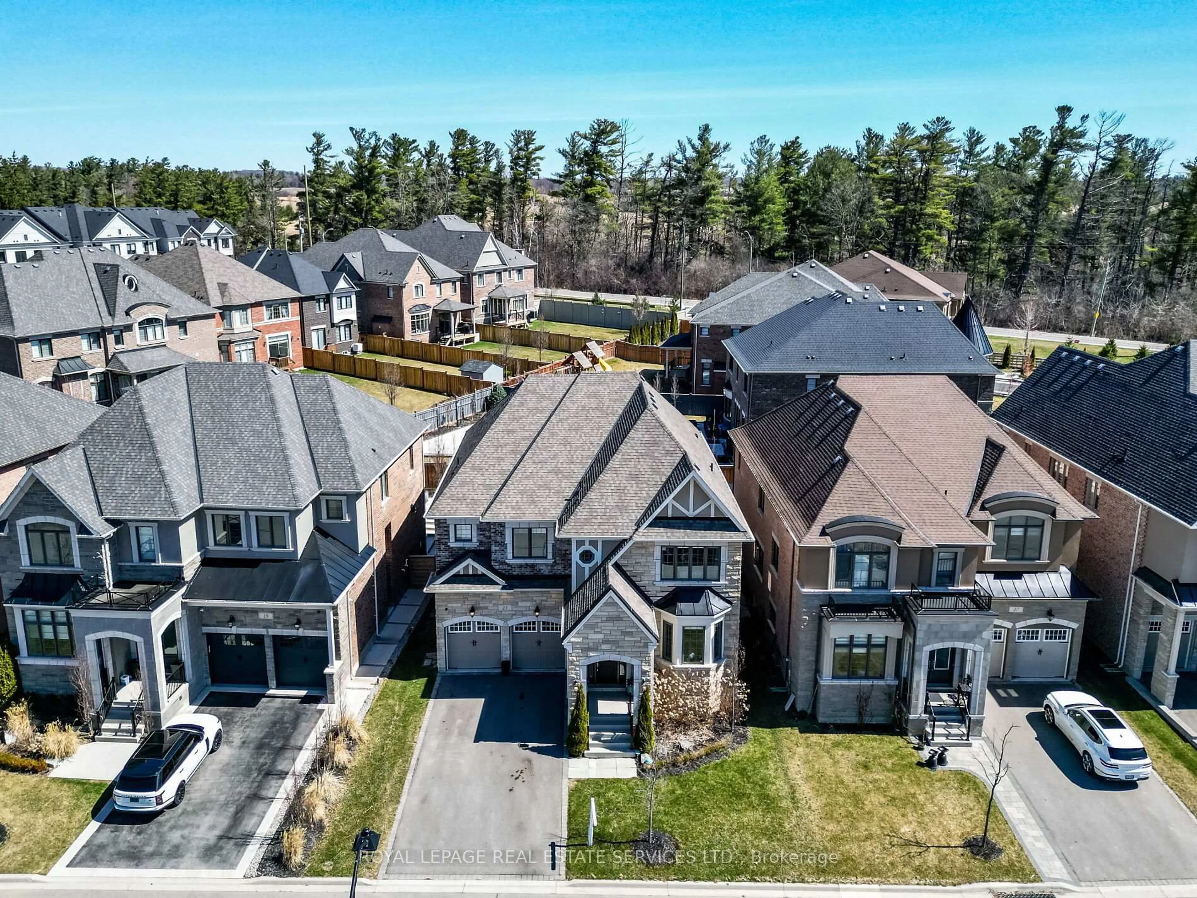 A pic from outside/outdoor area/front of a property/back of a property/a pic from drone, street for 23 Grace Lake Crt, Vaughan Ontario L4H 4V2