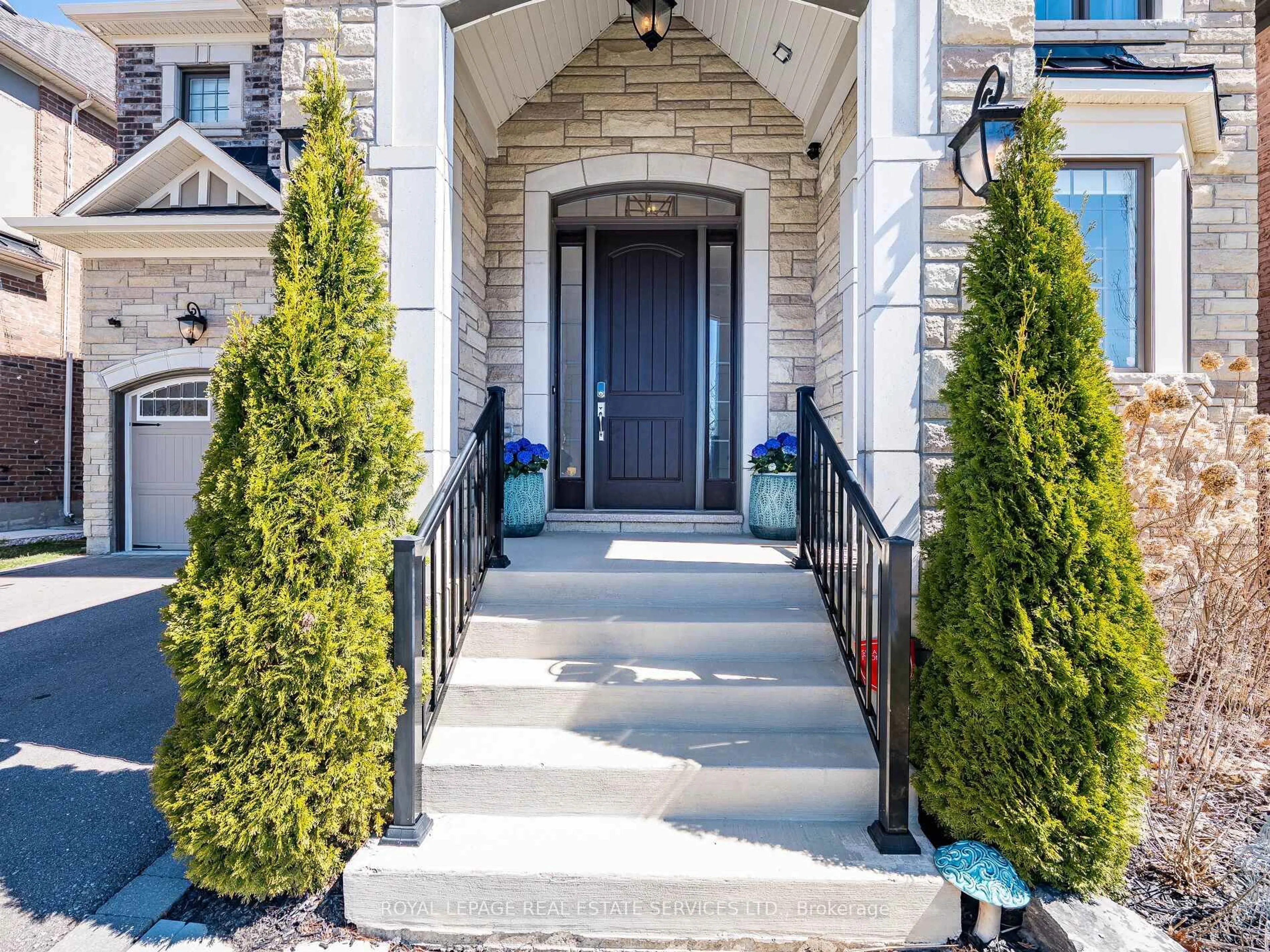 Indoor entryway for 23 Grace Lake Crt, Vaughan Ontario L4H 4V2