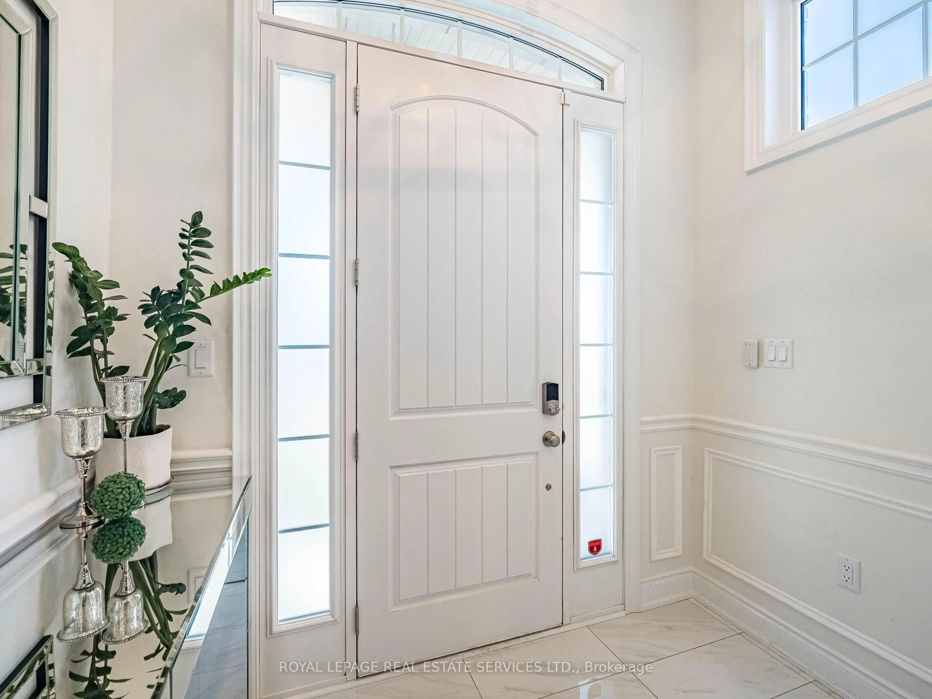 Indoor entryway for 23 Grace Lake Crt, Vaughan Ontario L4H 4V2