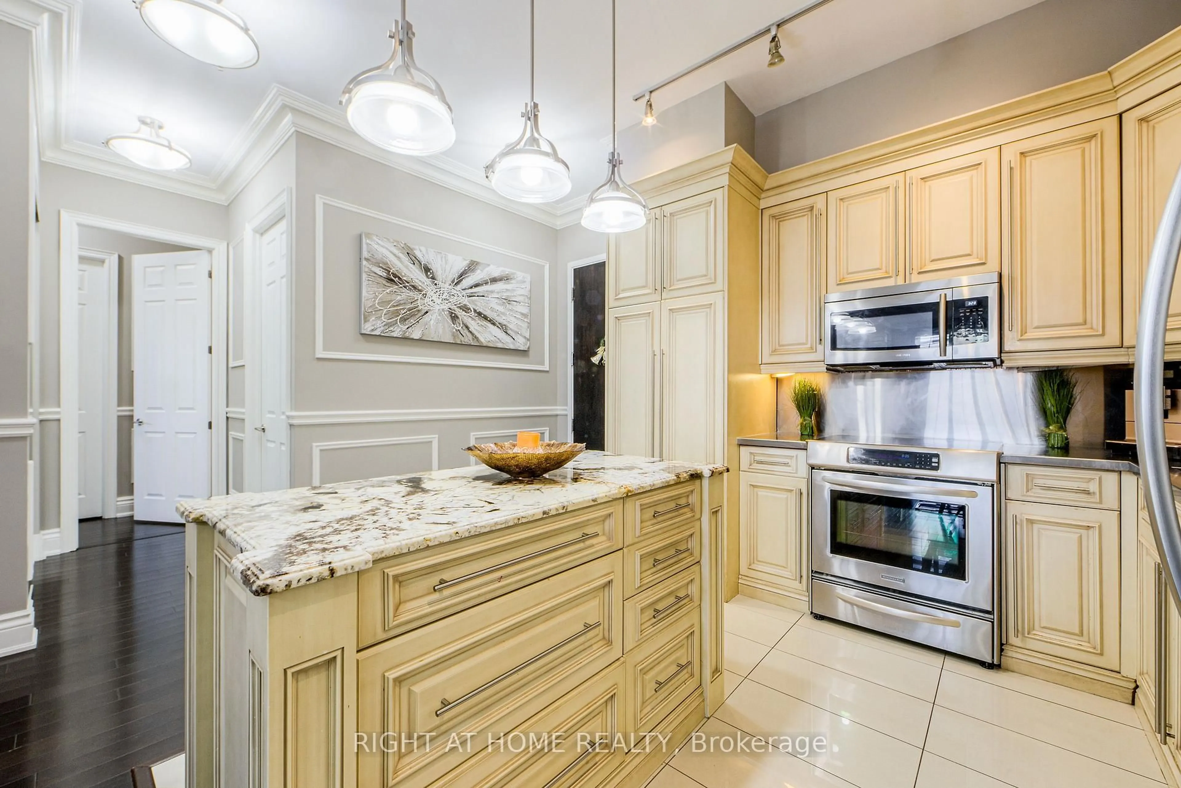 Open concept kitchen, ceramic/tile floor for 37 Galleria Pkwy #UPH2, Markham Ontario L3T 0A5