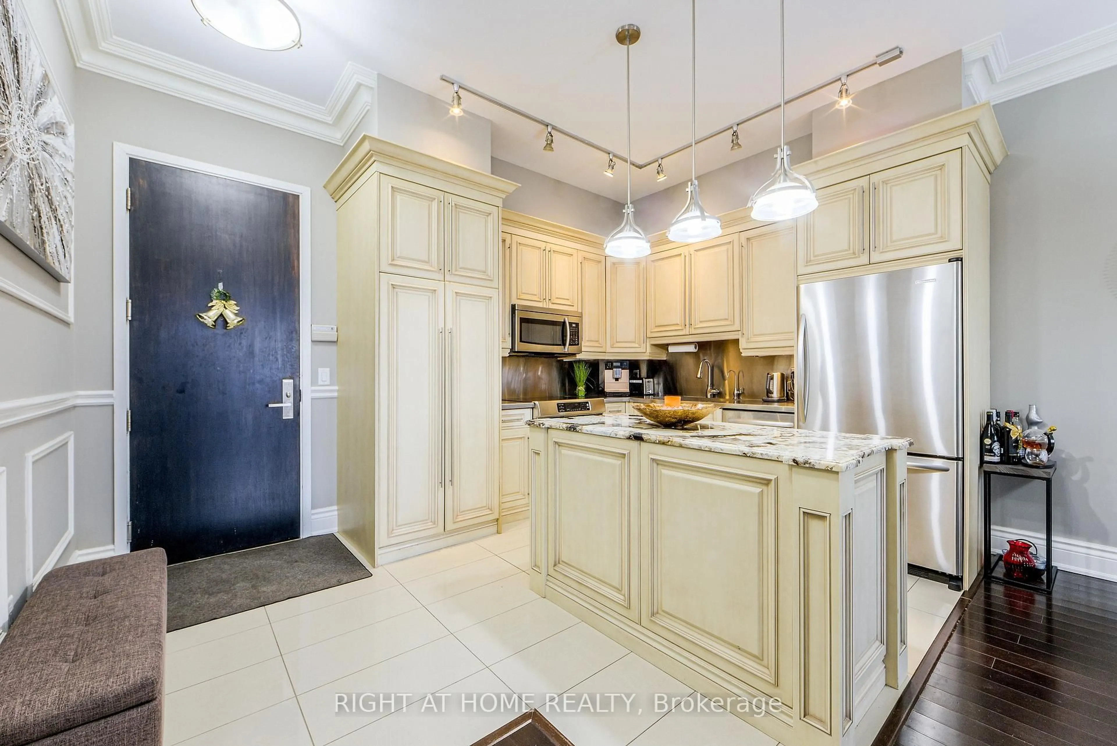 Open concept kitchen, ceramic/tile floor for 37 Galleria Pkwy #UPH2, Markham Ontario L3T 0A5