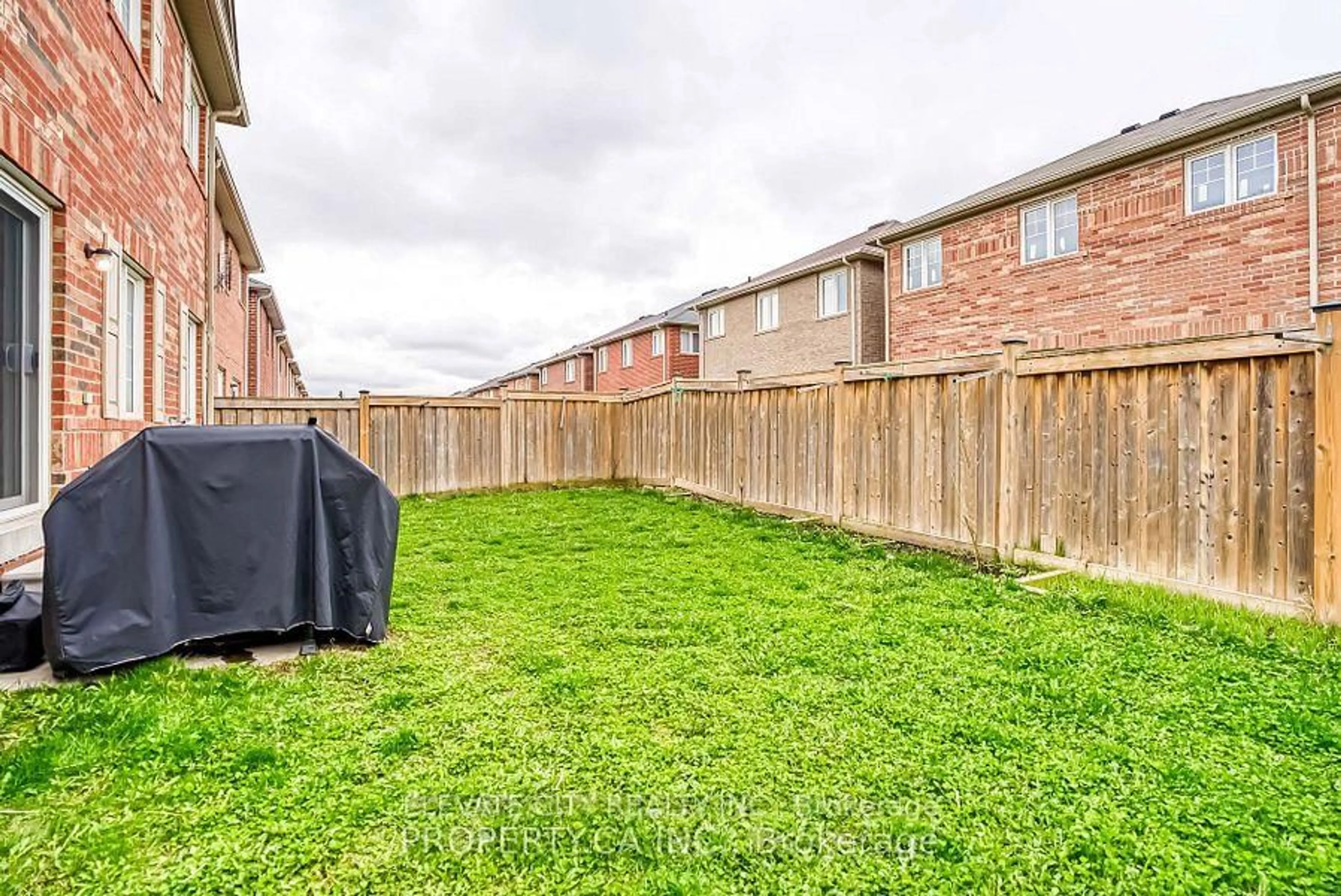 Patio, street for 2 Horn St, Whitchurch-Stouffville Ontario L4A 0X9