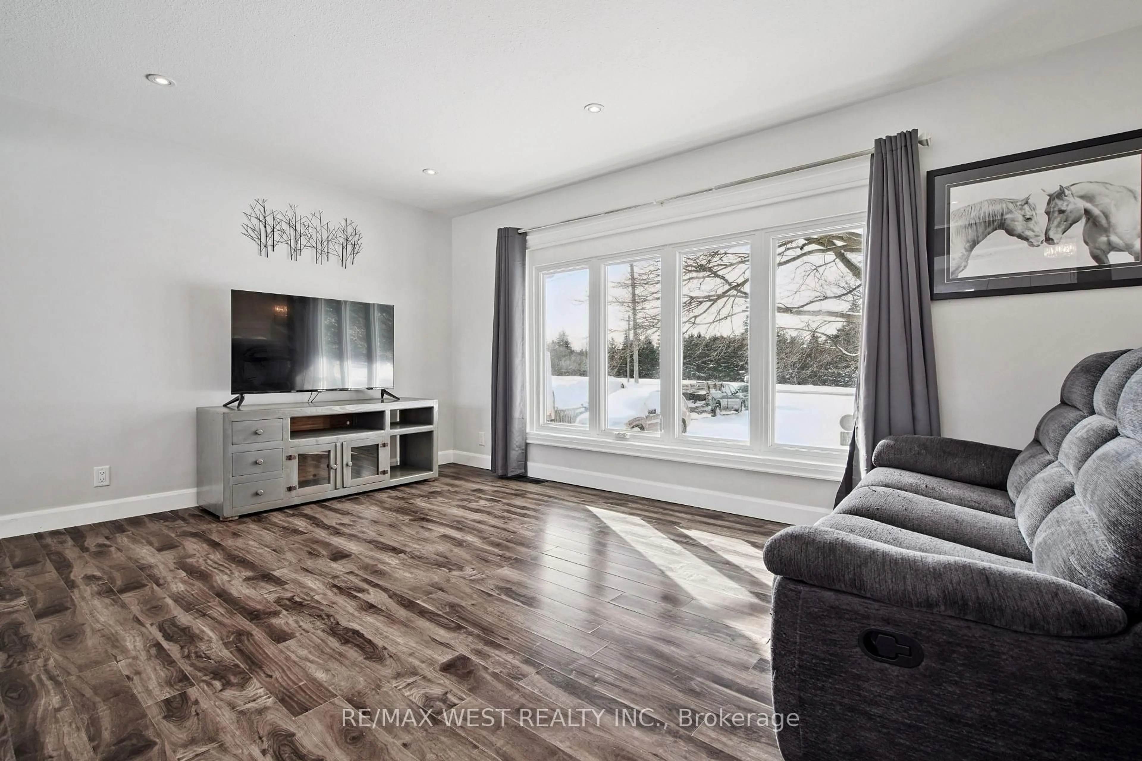 Living room with furniture, wood/laminate floor for 19113 Highway 48, East Gwillimbury Ontario L0G 1M0