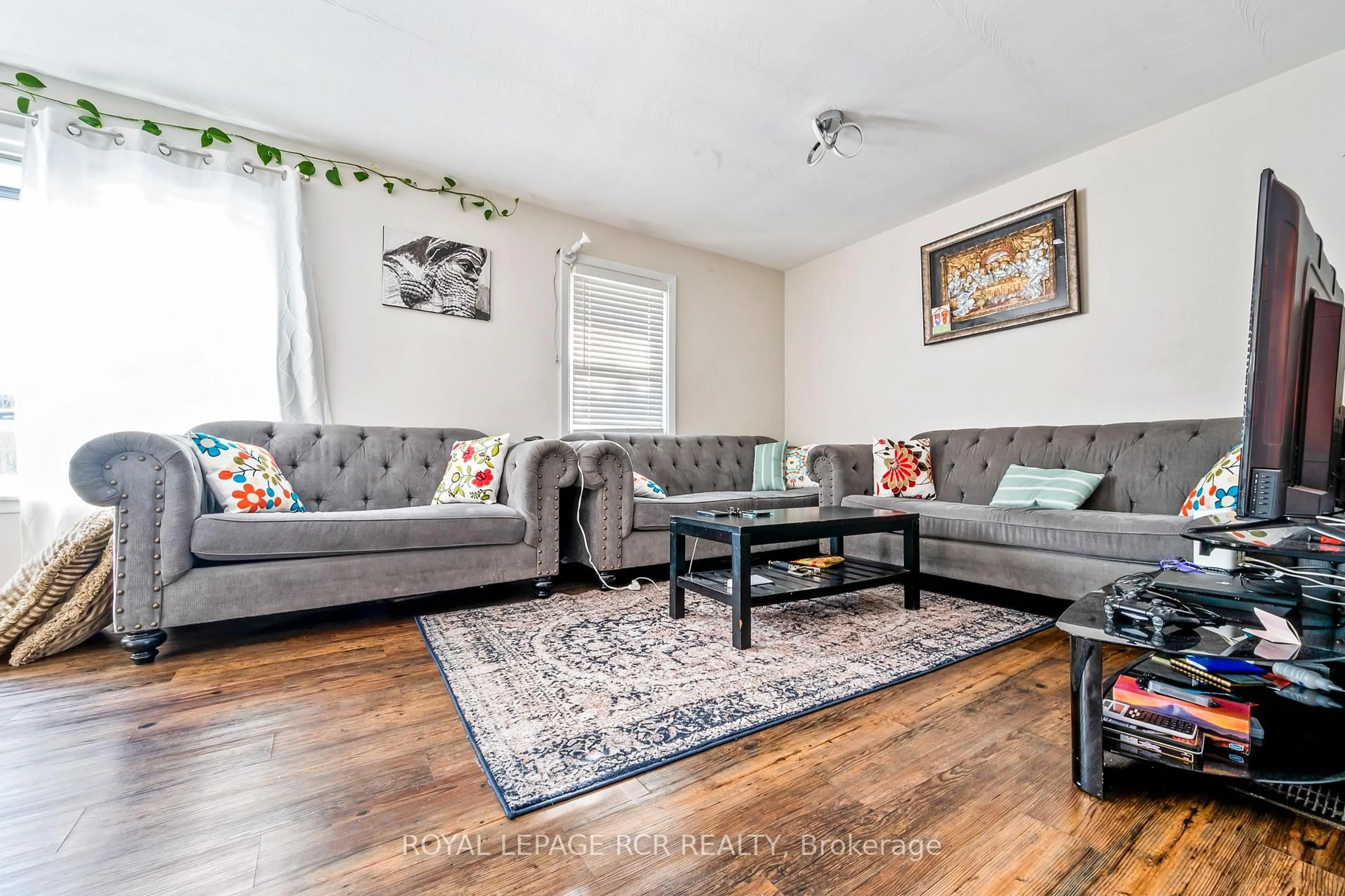 Living room with furniture, unknown for 6 Sullivan Dr, New Tecumseth Ontario L0G 1W0