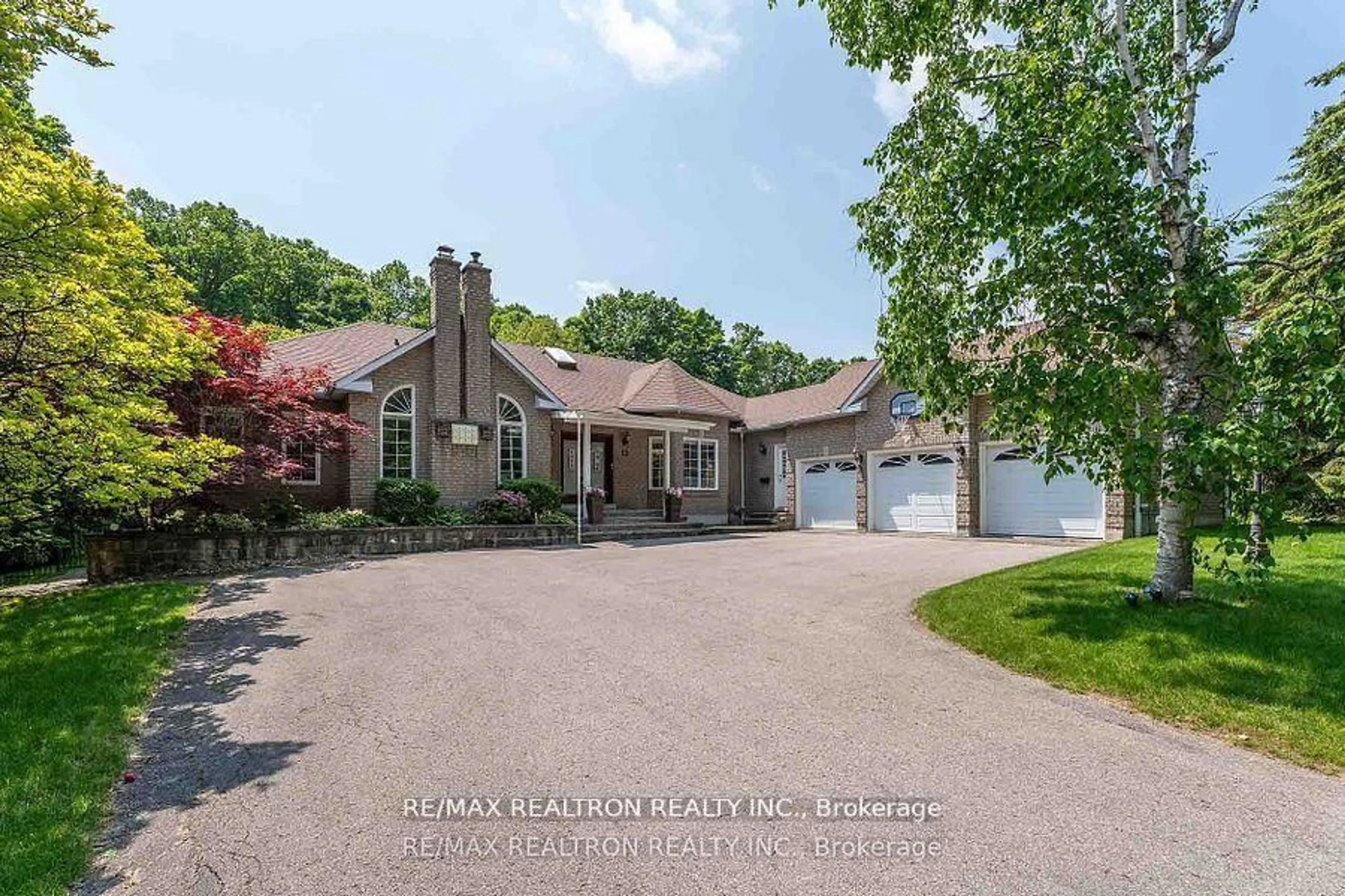 A pic from outside/outdoor area/front of a property/back of a property/a pic from drone, water/lake/river/ocean view for 15 Treegrove Circ, Aurora Ontario L4G 6M1