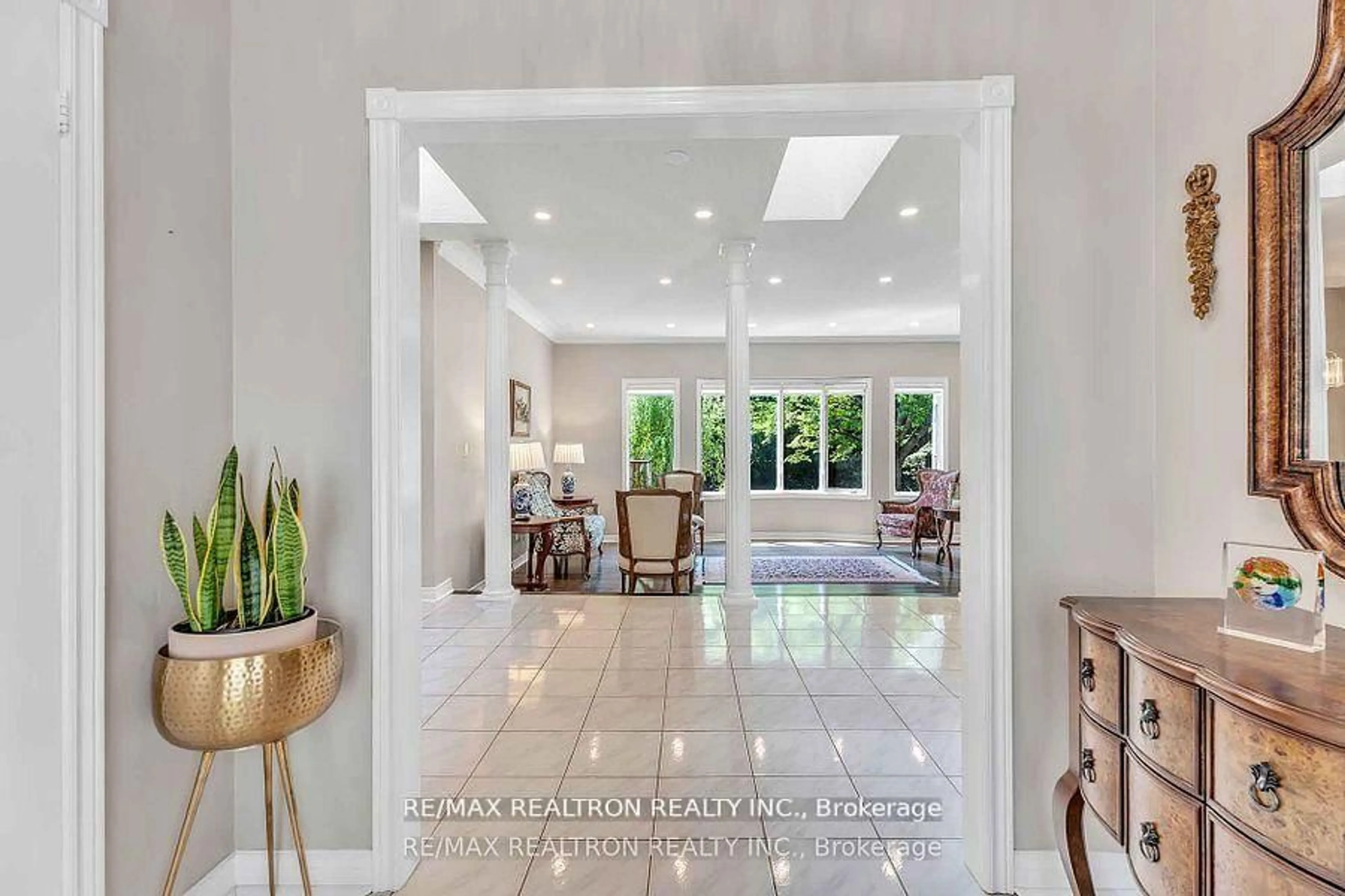 Indoor entryway for 15 Treegrove Circ, Aurora Ontario L4G 6M1