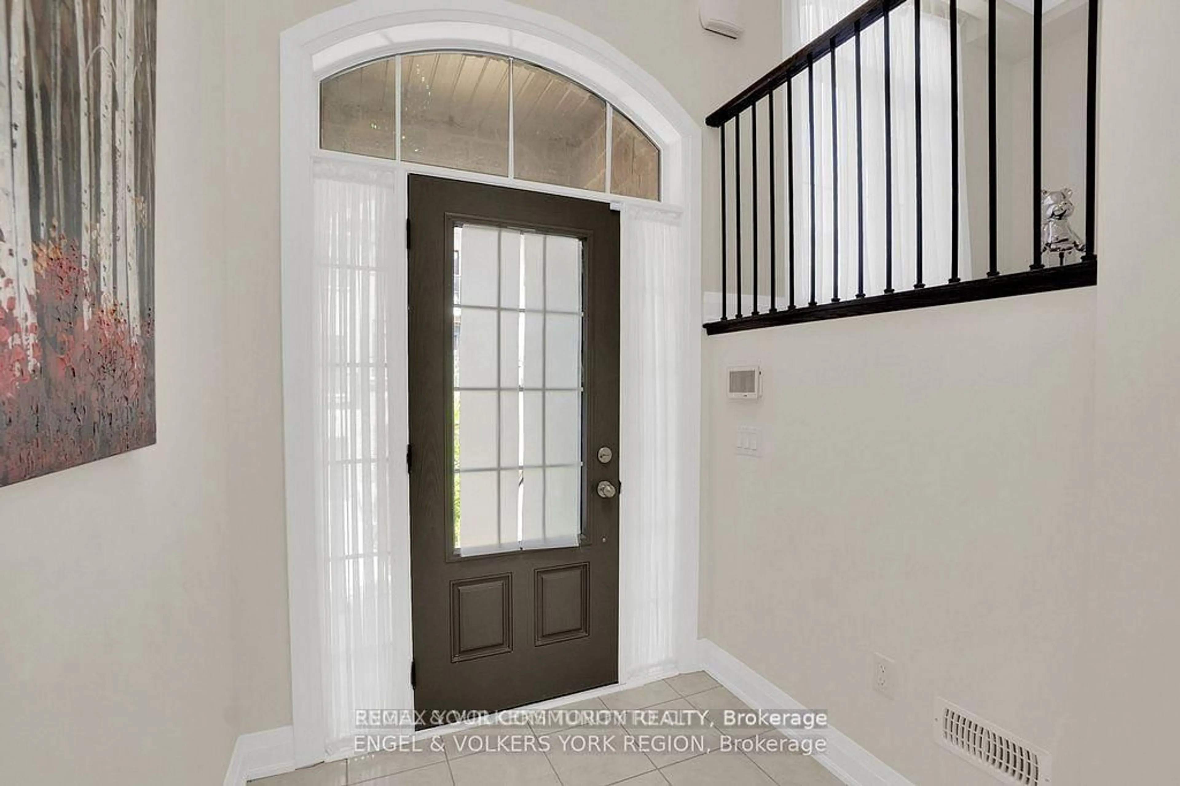 Indoor entryway for 29 Nardini Lane, Richmond Hill Ontario L4C 1C2