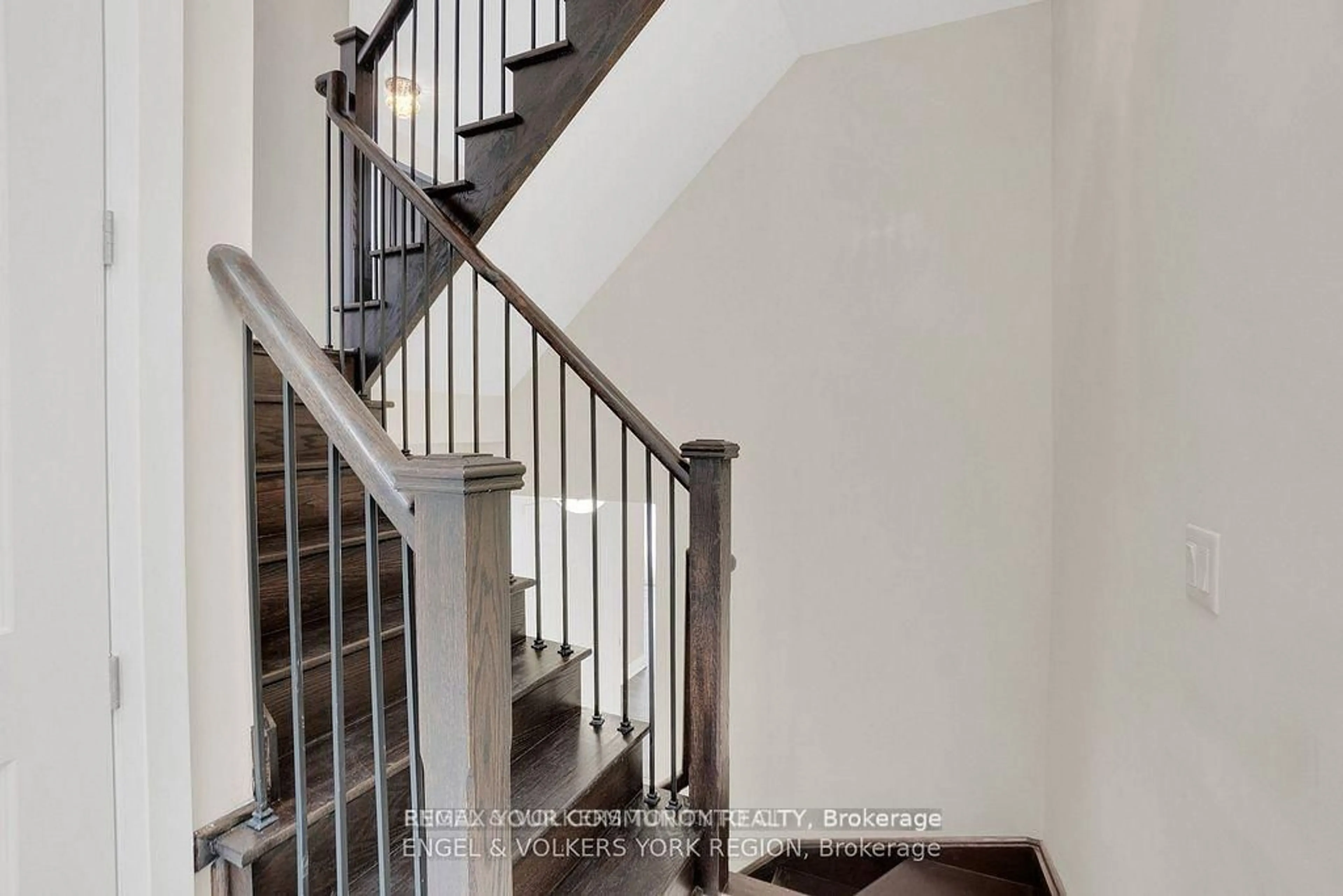 Stairs for 29 Nardini Lane, Richmond Hill Ontario L4C 1C2