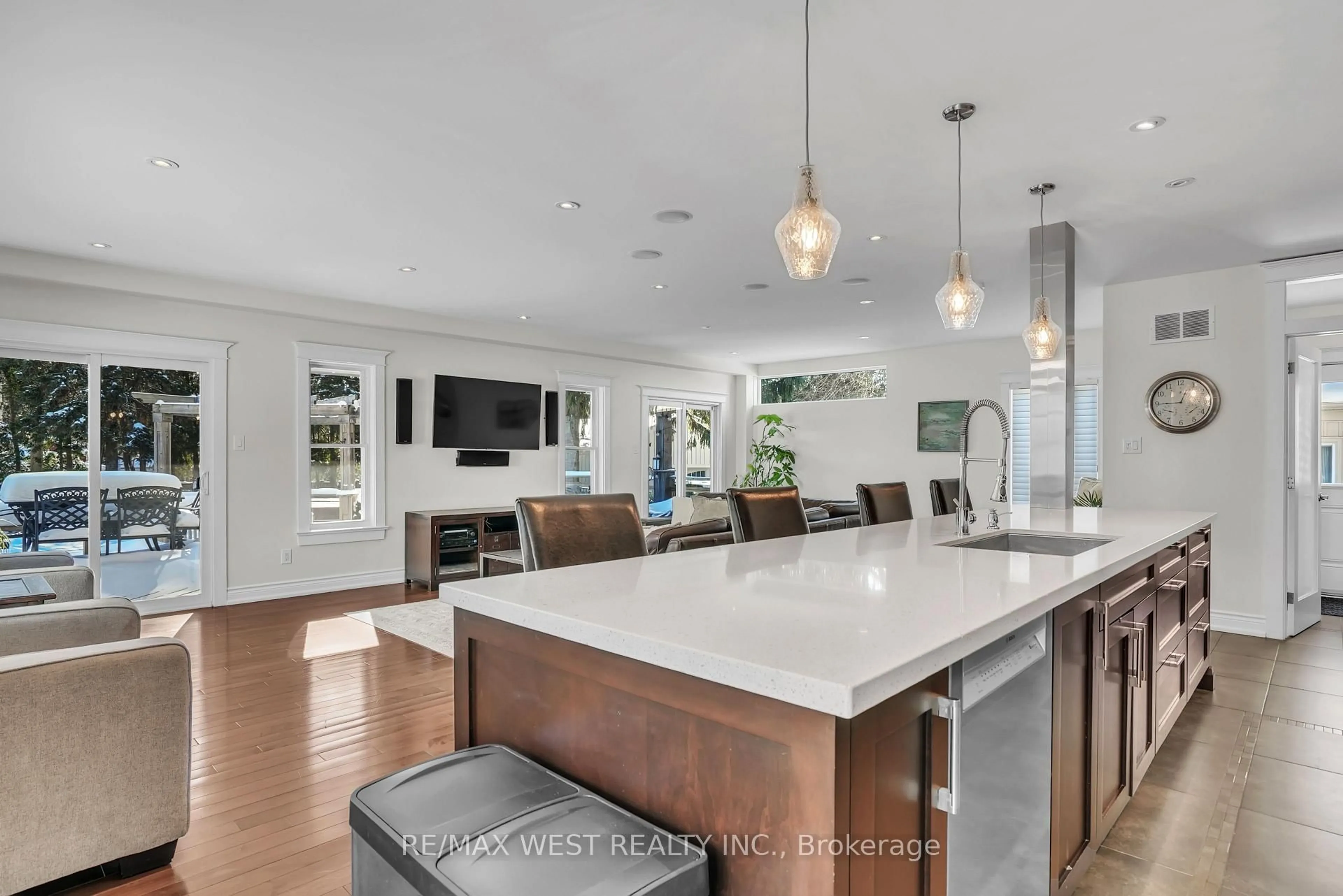 Open concept kitchen, unknown for 53 Metcalfe St, Aurora Ontario L4G 1E5