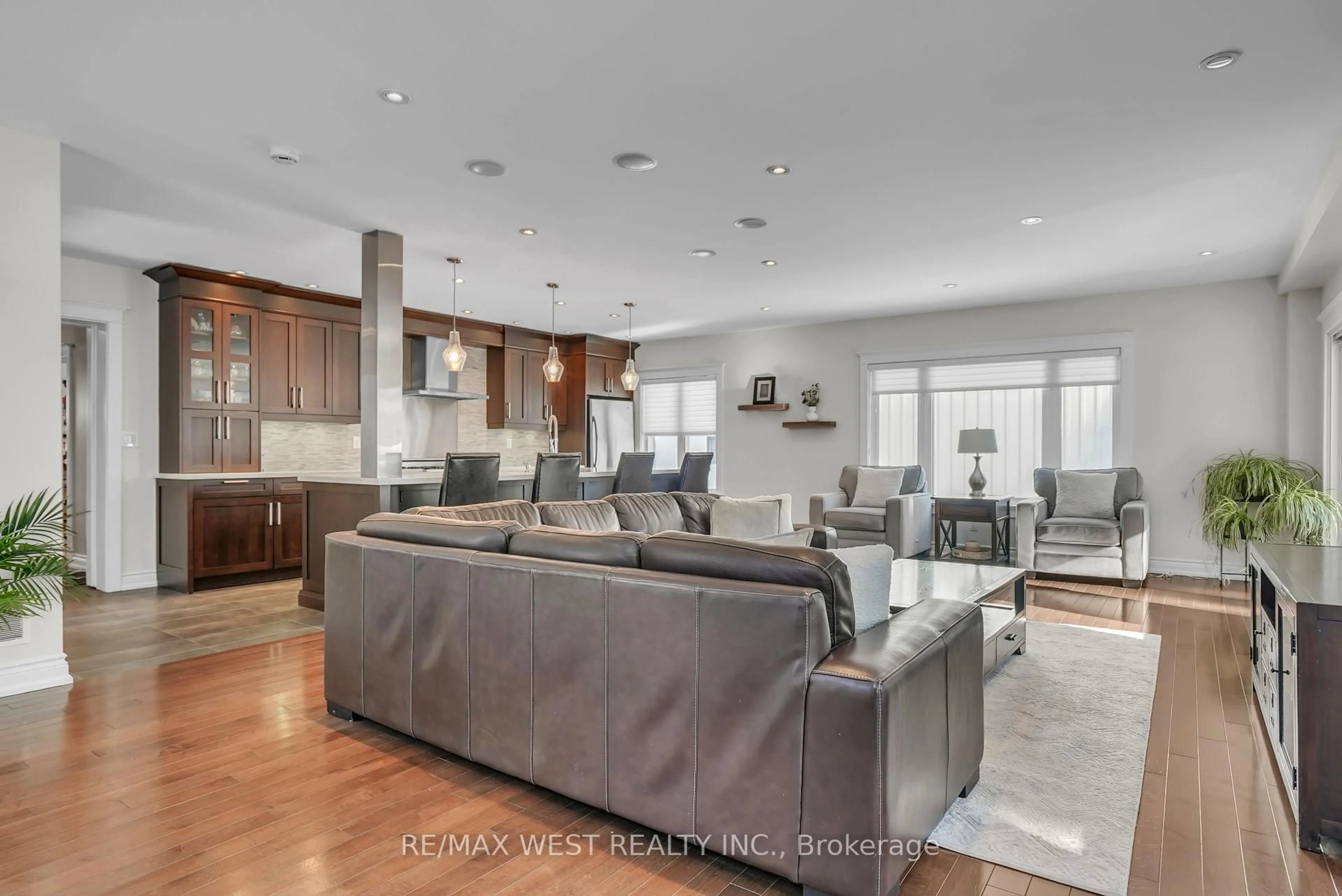 Open concept kitchen, unknown for 53 Metcalfe St, Aurora Ontario L4G 1E5