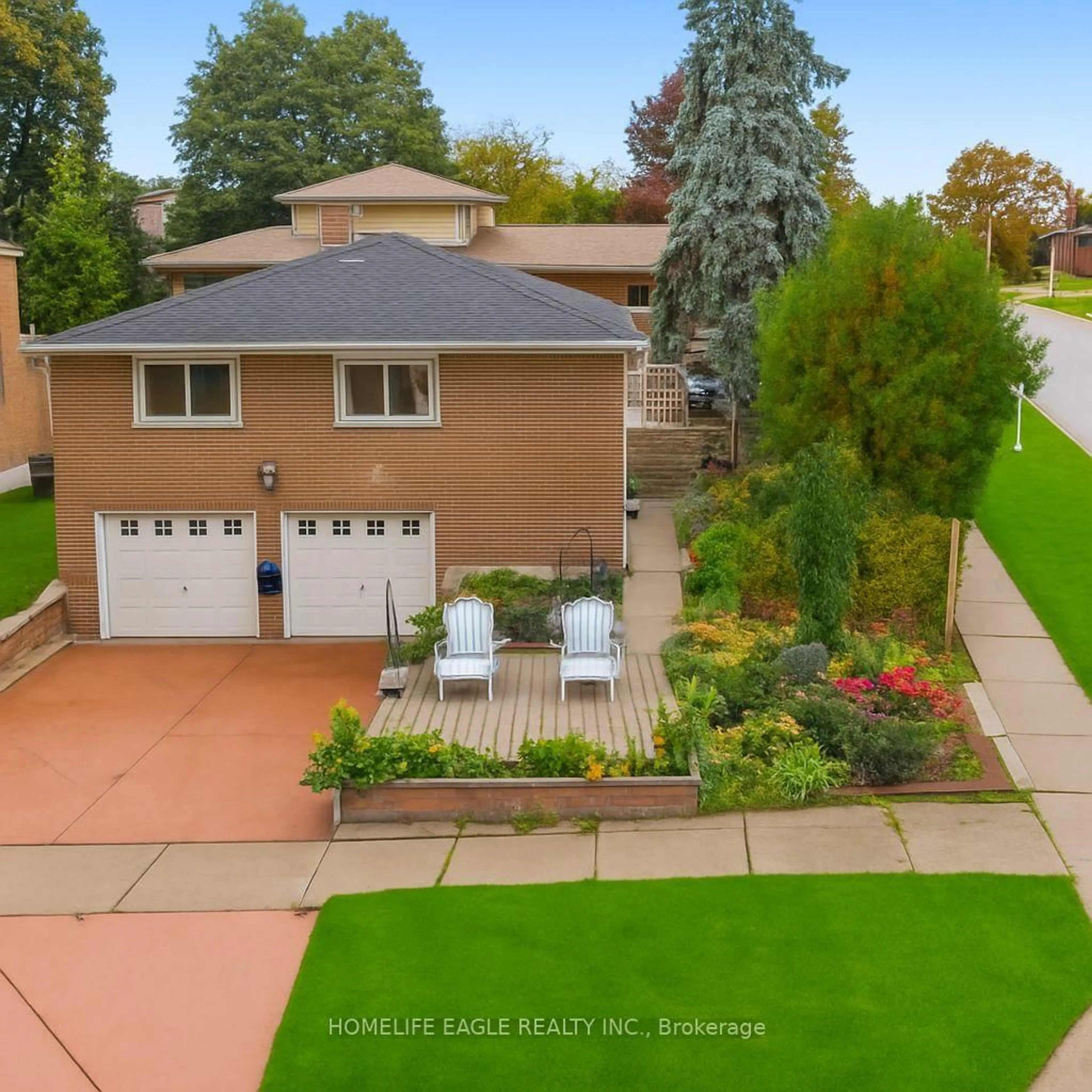 A pic from outside/outdoor area/front of a property/back of a property/a pic from drone, street for 14 Lee Ave, Bradford West Gwillimbury Ontario L3Z 1A9