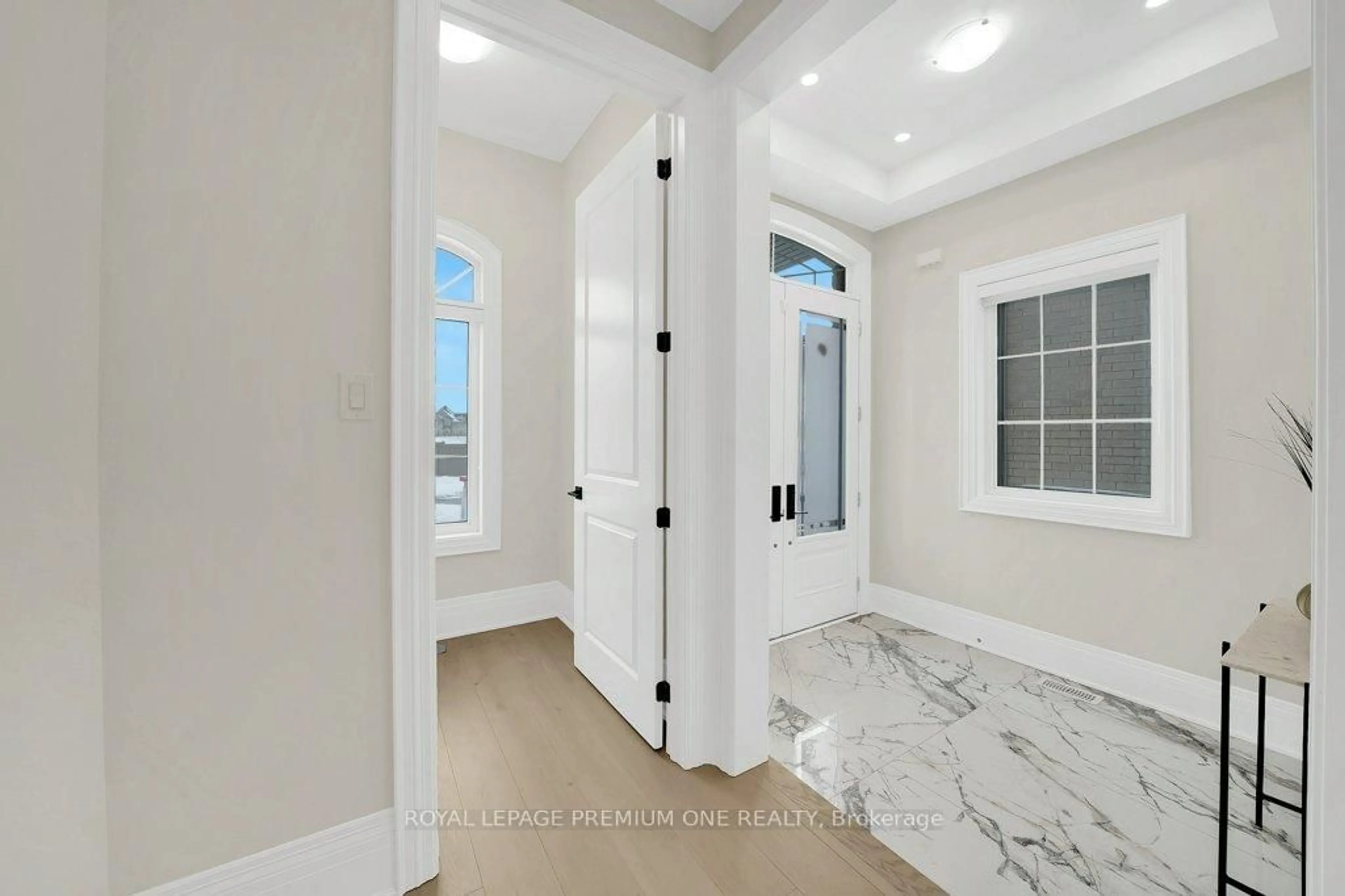 Indoor entryway for 104 Greville St, Vaughan Ontario L4H 4P7