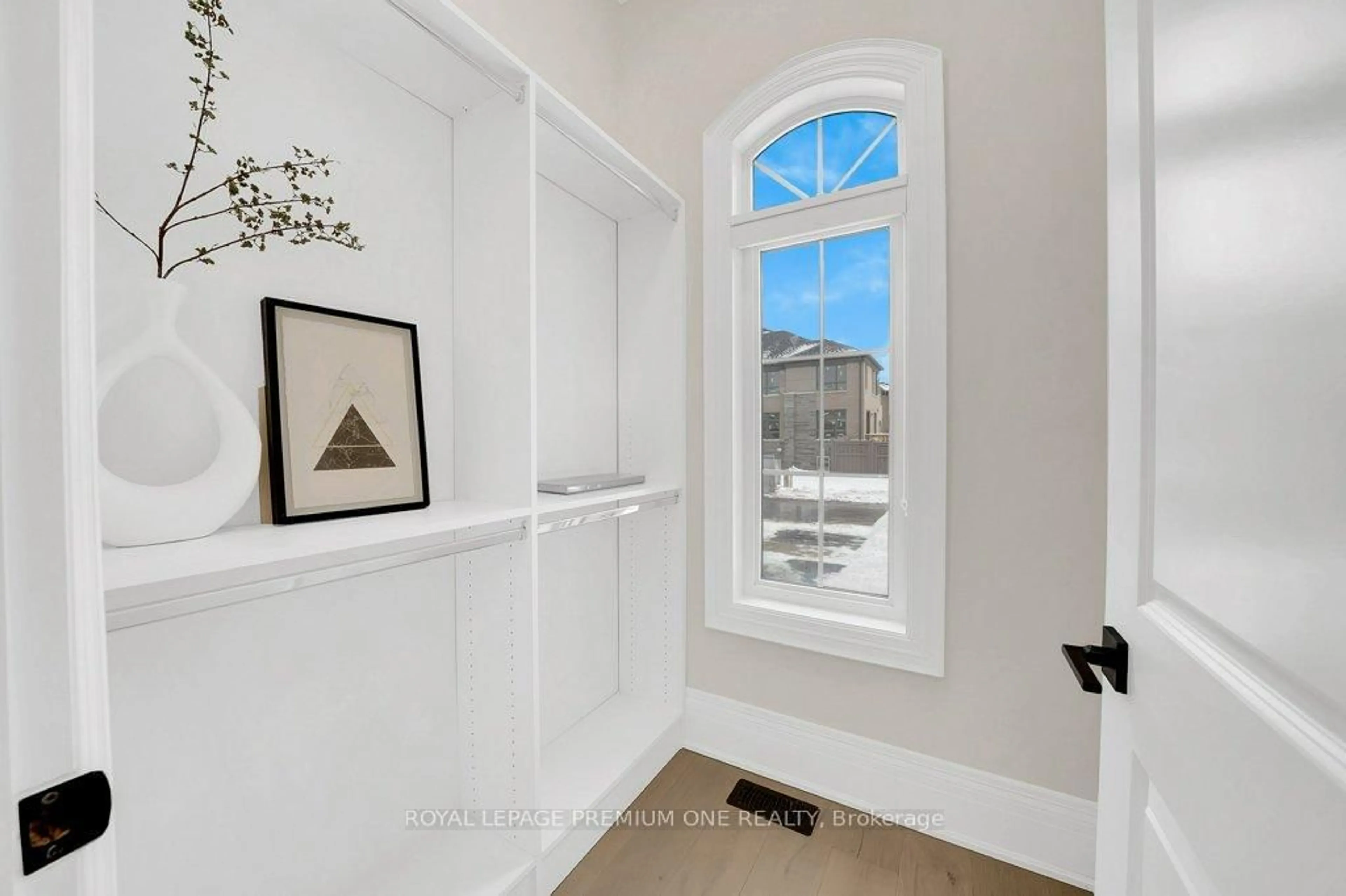 Indoor entryway for 104 Greville St, Vaughan Ontario L4H 4P7