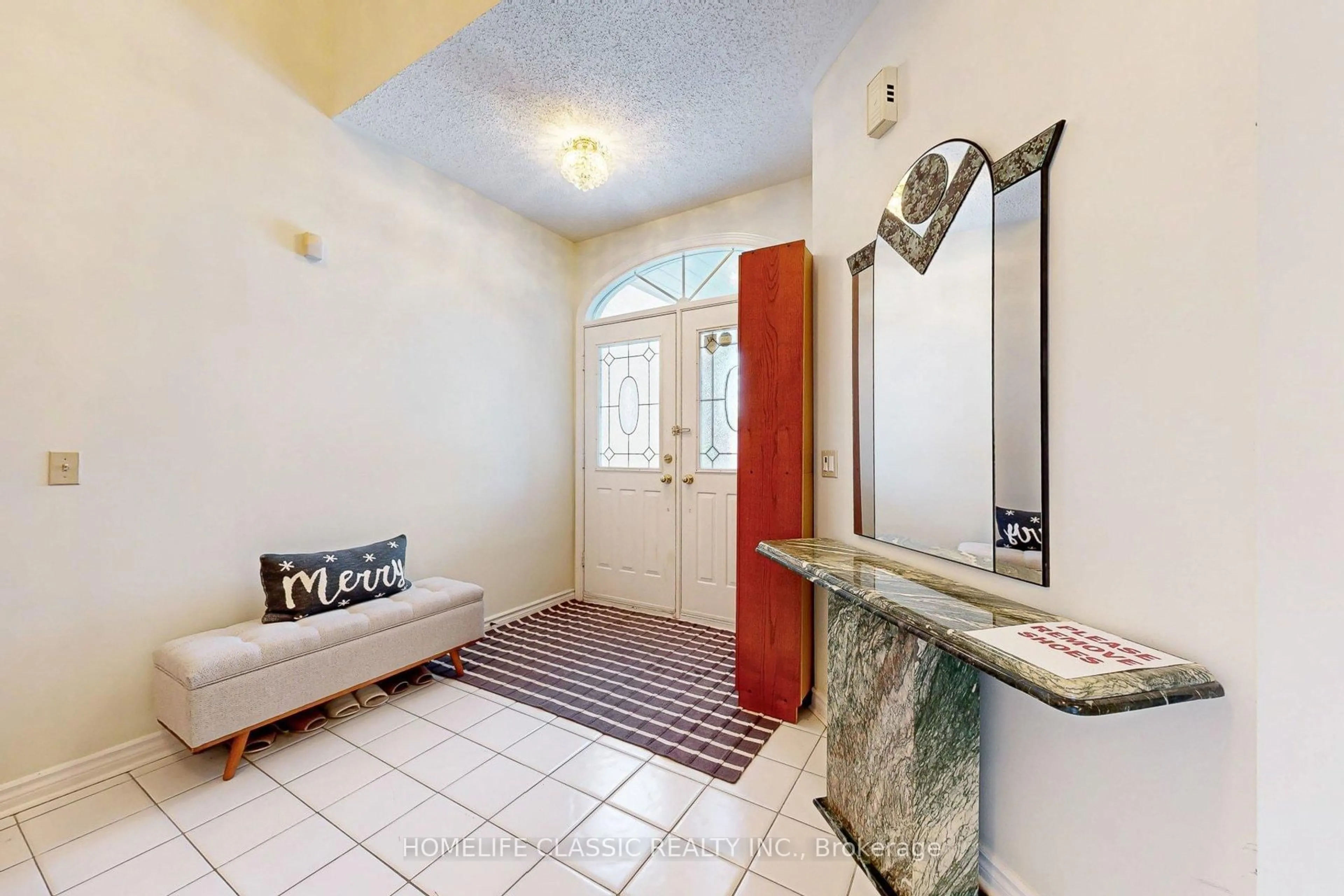 Indoor entryway for 50 Oakhurst Dr, Vaughan Ontario L4J 7V3