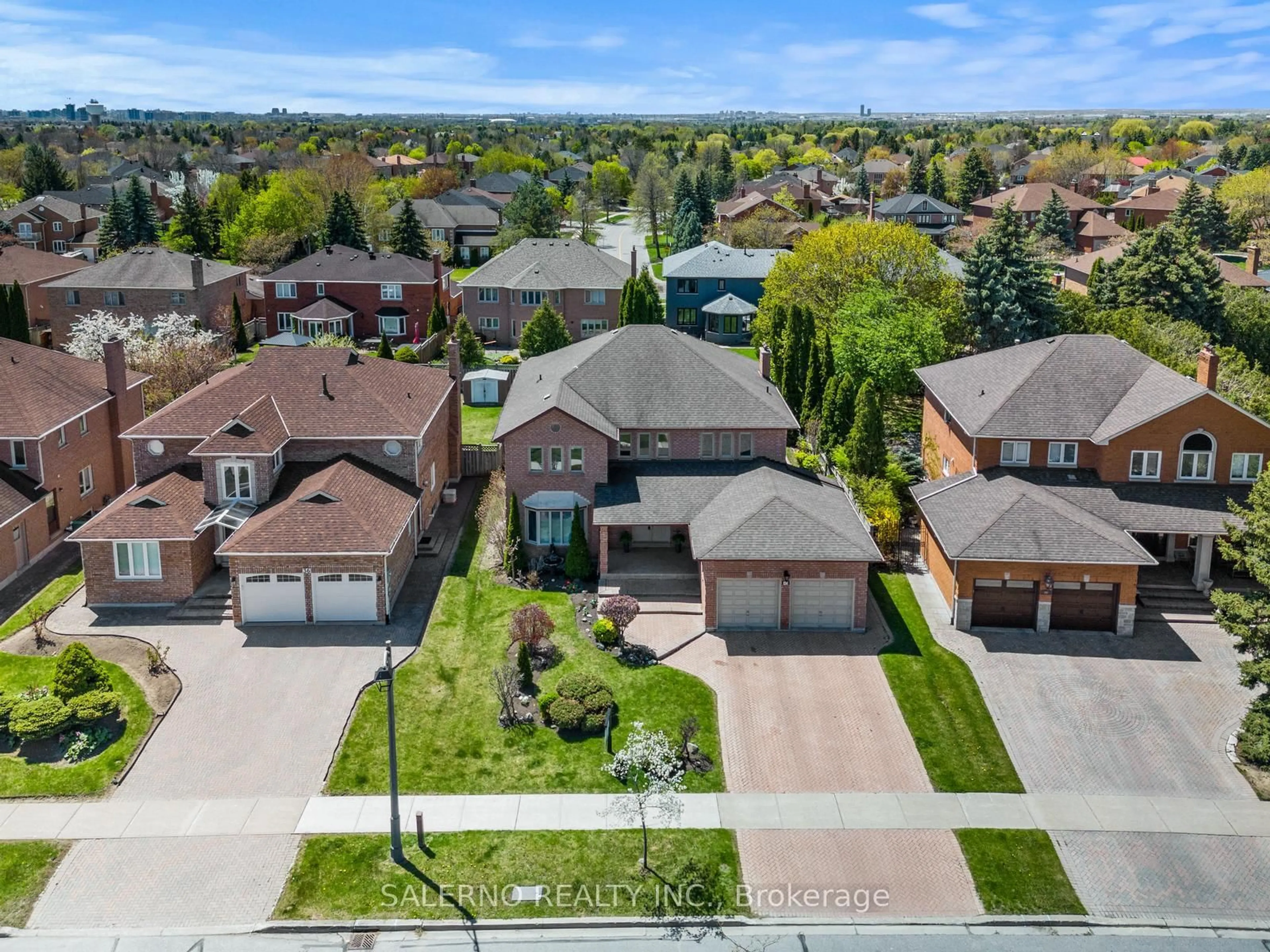 A pic from outside/outdoor area/front of a property/back of a property/a pic from drone, street for 42 Columbus Ave, Vaughan Ontario L4L 7G9