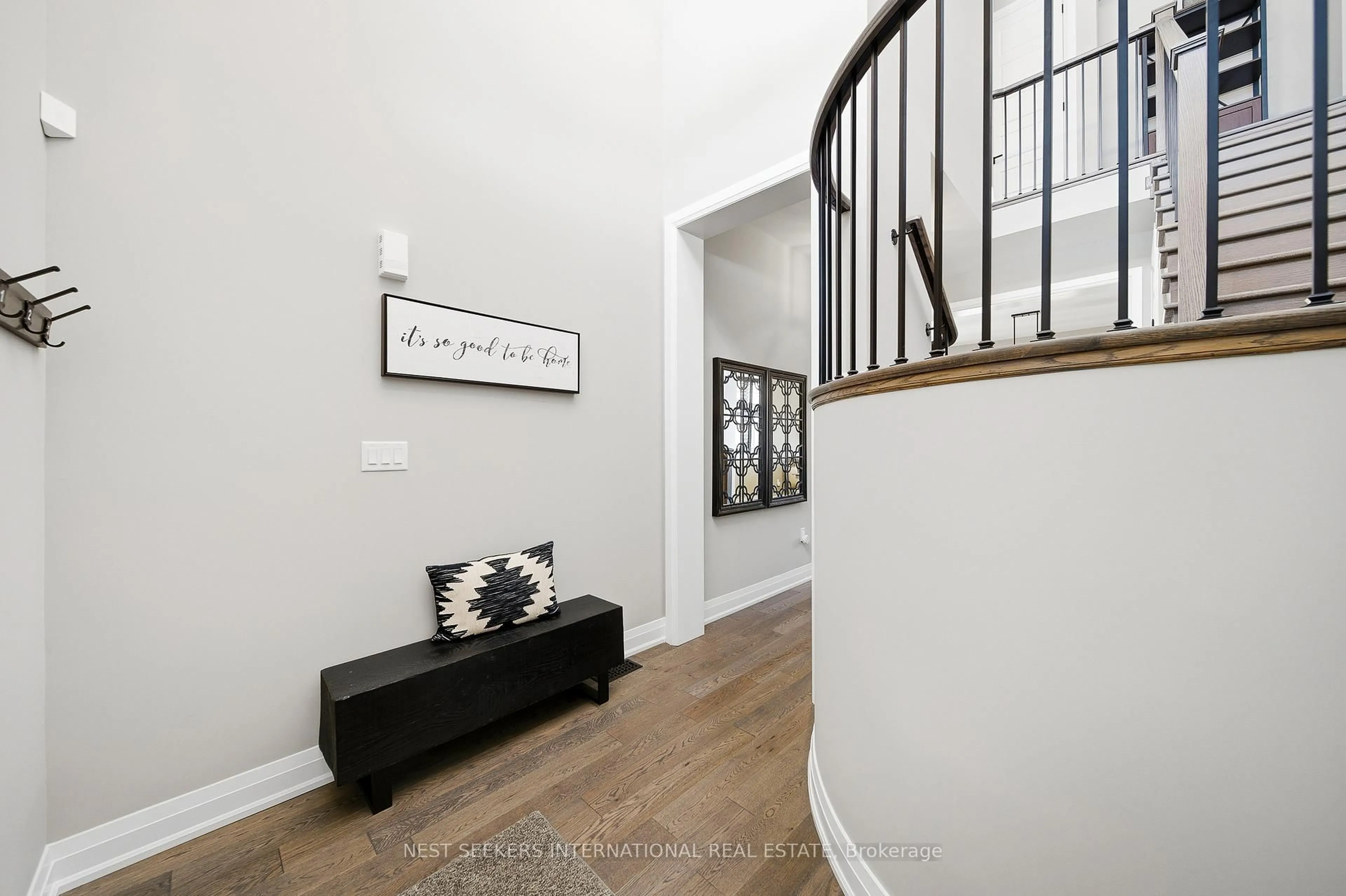 Indoor entryway for 22 Ten Pines Rd, Vaughan Ontario L4H 5B3