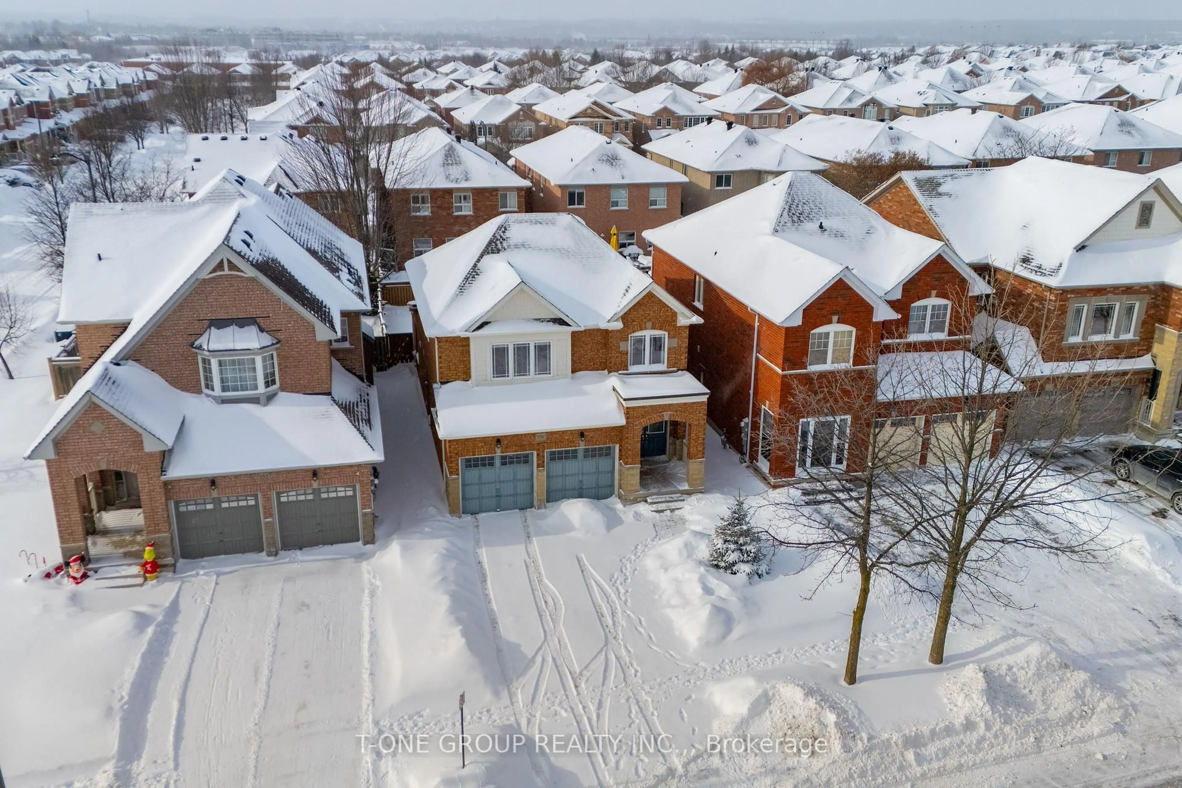 A pic from outside/outdoor area/front of a property/back of a property/a pic from drone, street for 156 Mavrinac Blvd, Aurora Ontario L4G 0G6