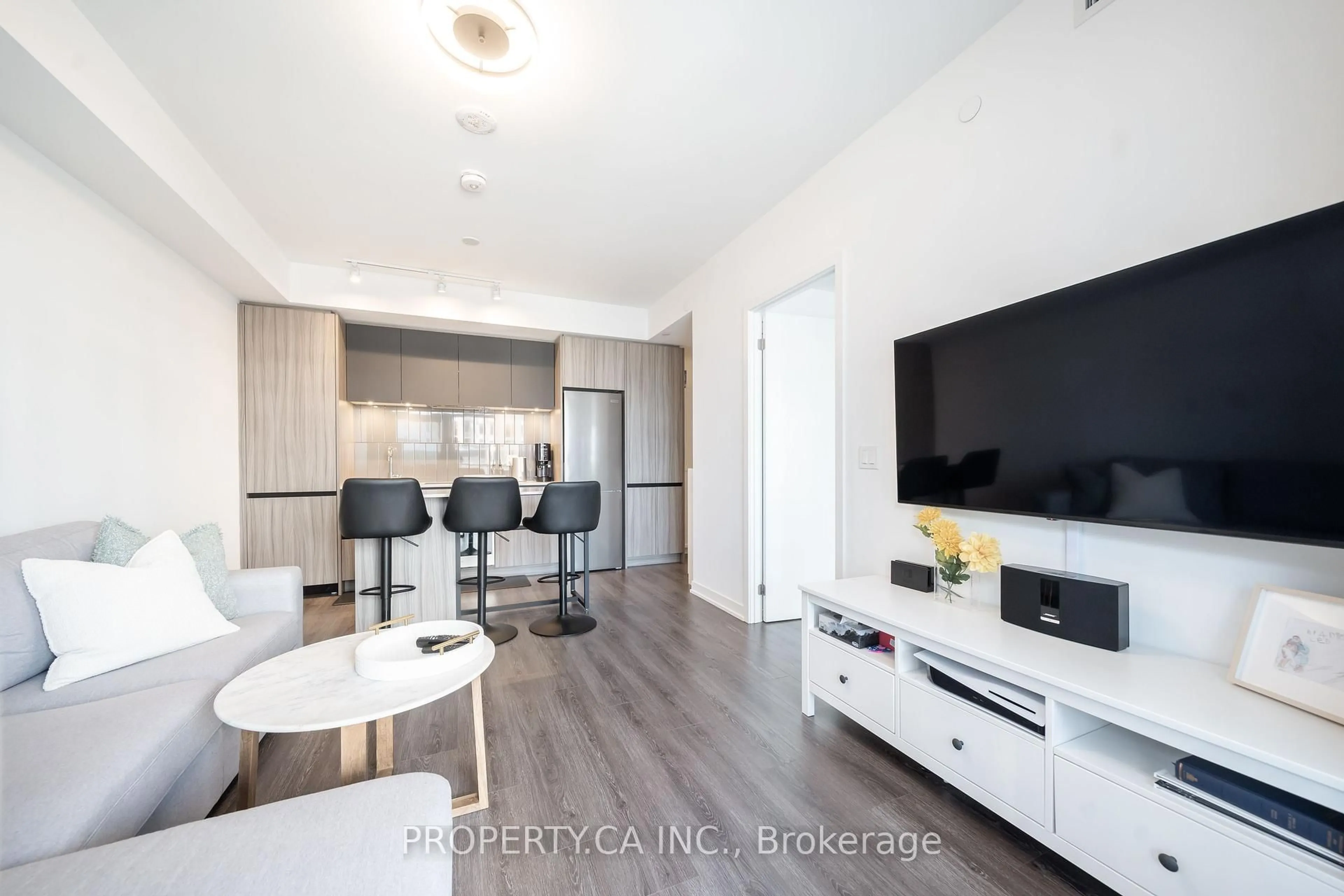 Open concept kitchen, wood/laminate floor for 7950 Bathurst St #524, Vaughan Ontario L4J 0L4