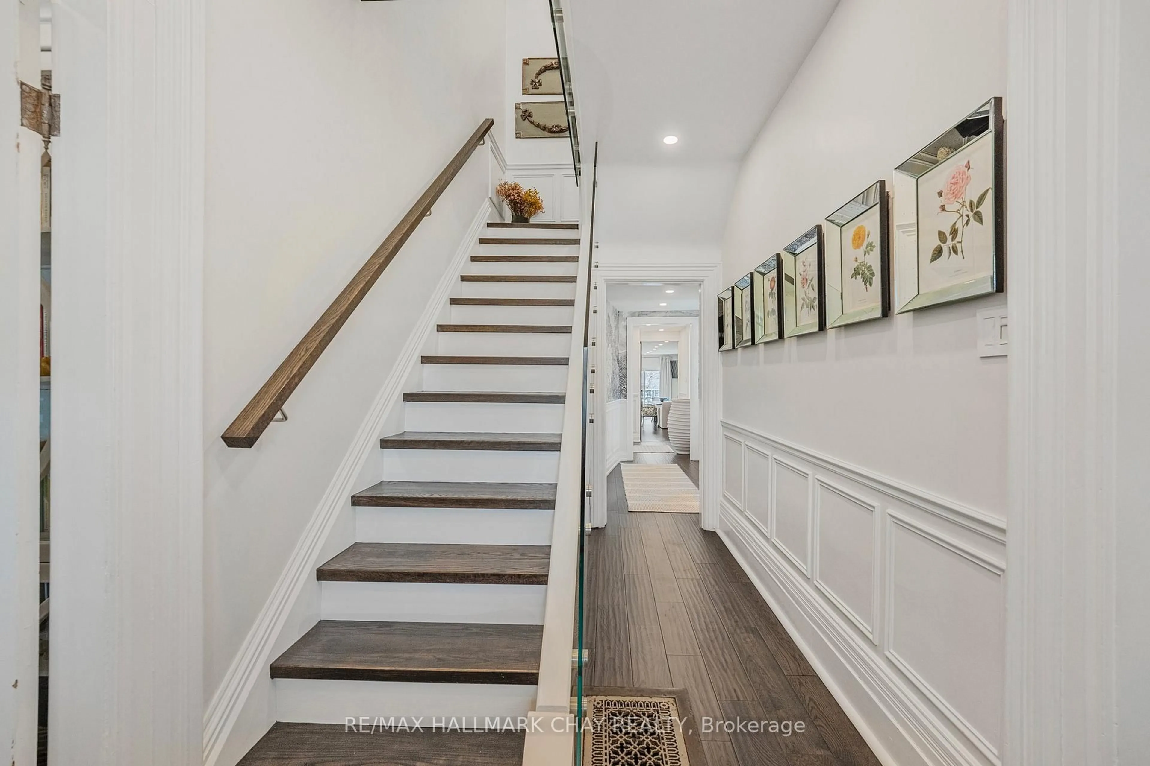 Indoor entryway for 11 Catherine Ave, Aurora Ontario L4G 1K4