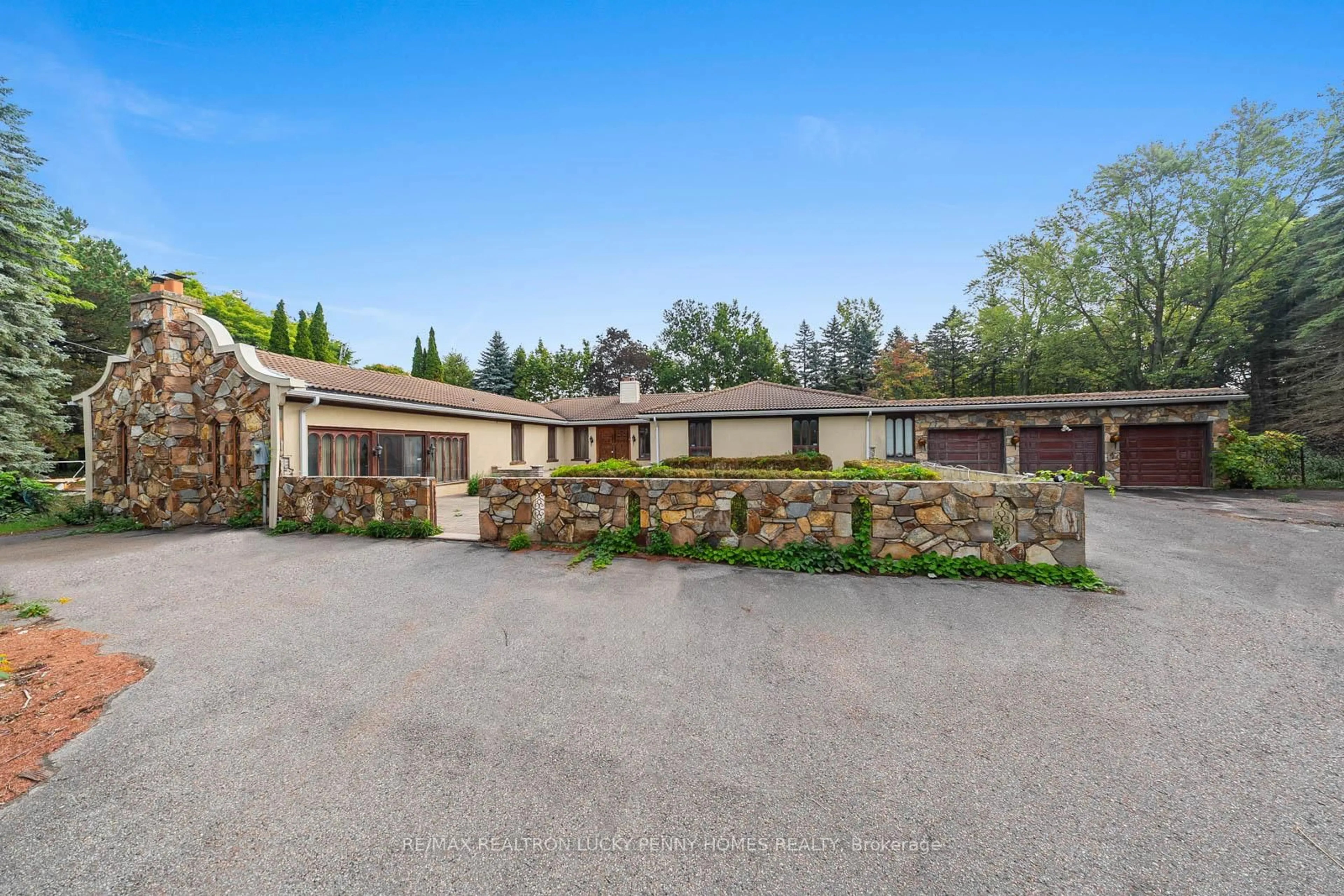 A pic from outside/outdoor area/front of a property/back of a property/a pic from drone, unknown for 6 Scandia Crt, Markham Ontario L6C 1G6