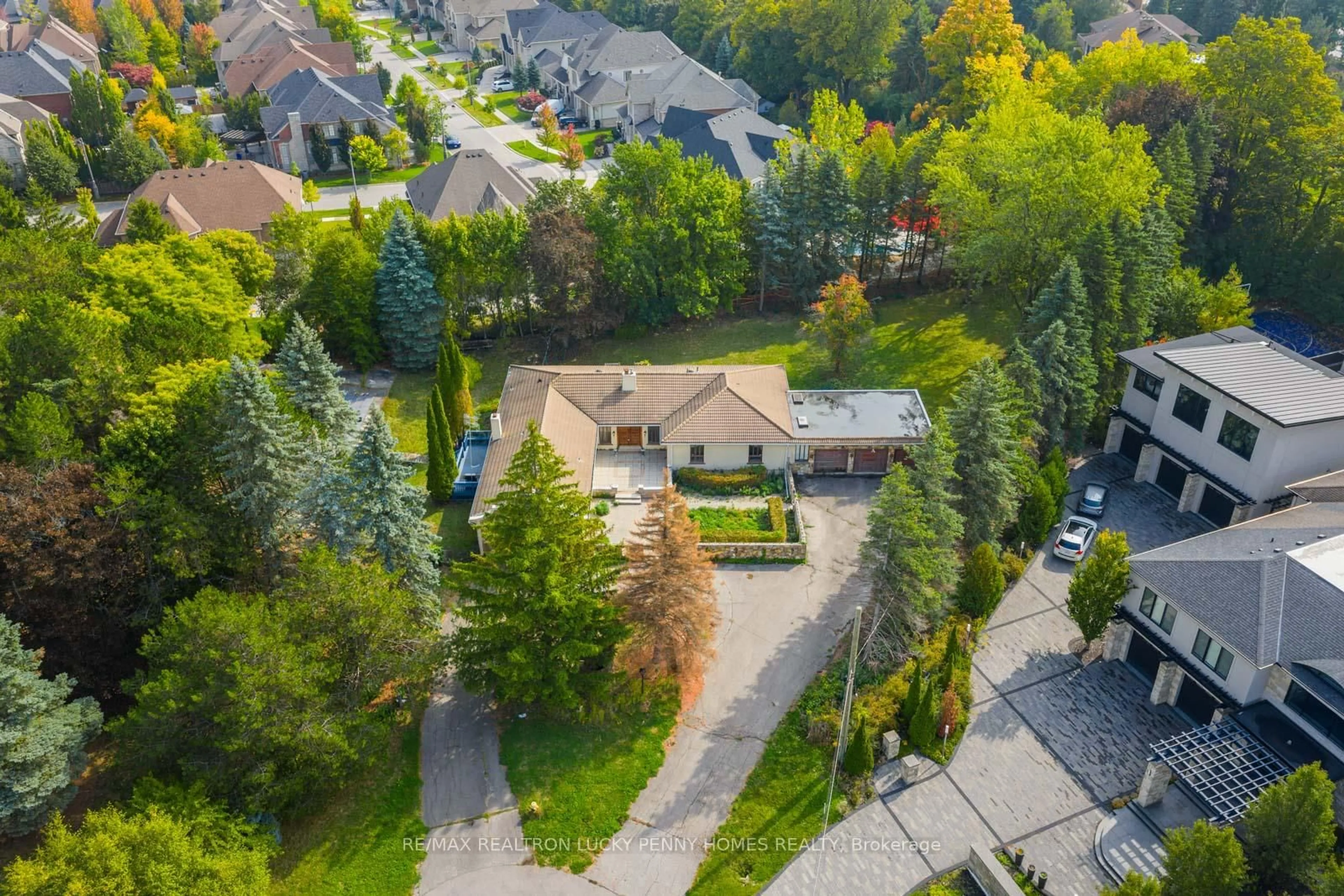 A pic from outside/outdoor area/front of a property/back of a property/a pic from drone, street for 6 Scandia Crt, Markham Ontario L6C 1G6