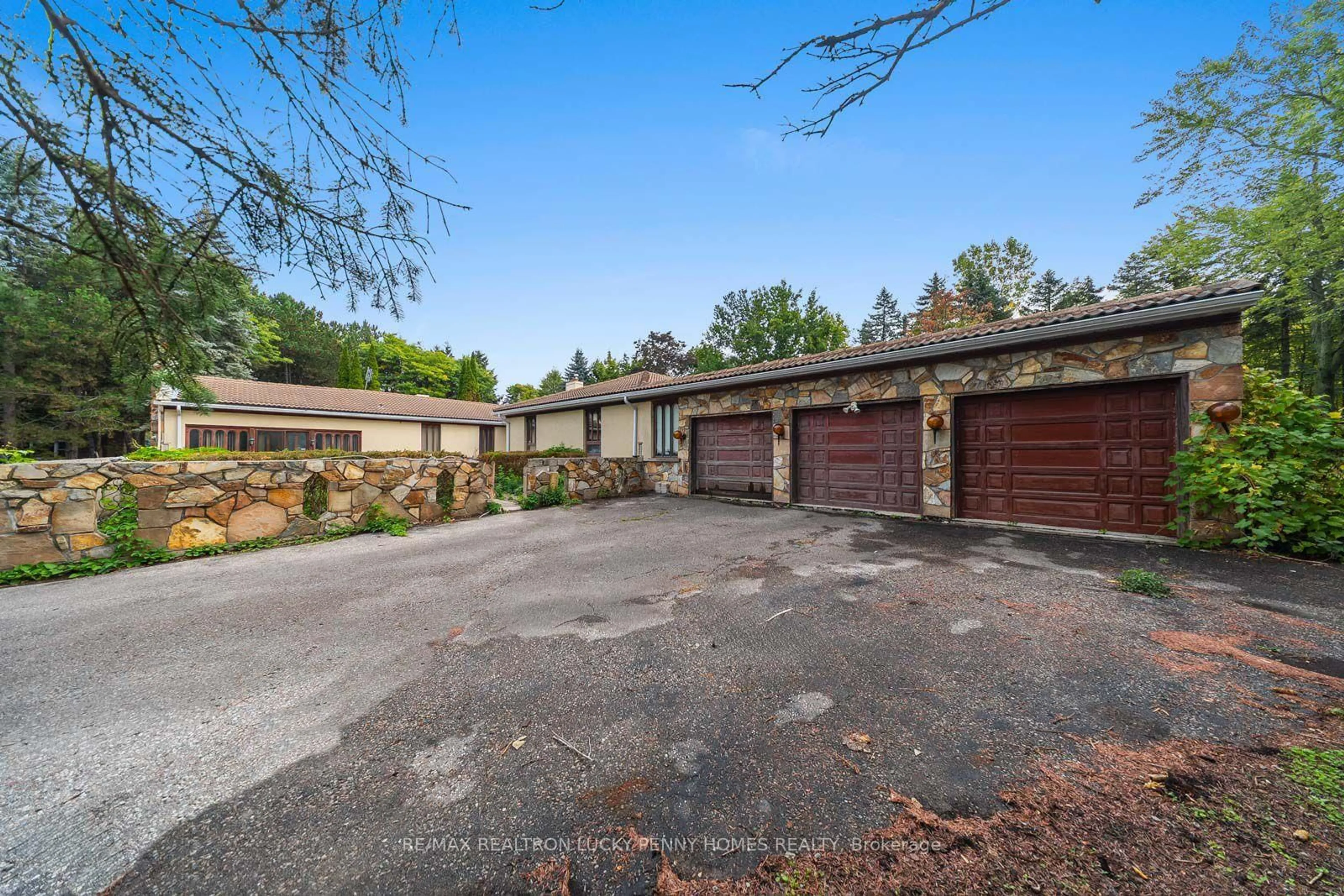 A pic from outside/outdoor area/front of a property/back of a property/a pic from drone, street for 6 Scandia Crt, Markham Ontario L6C 1G6