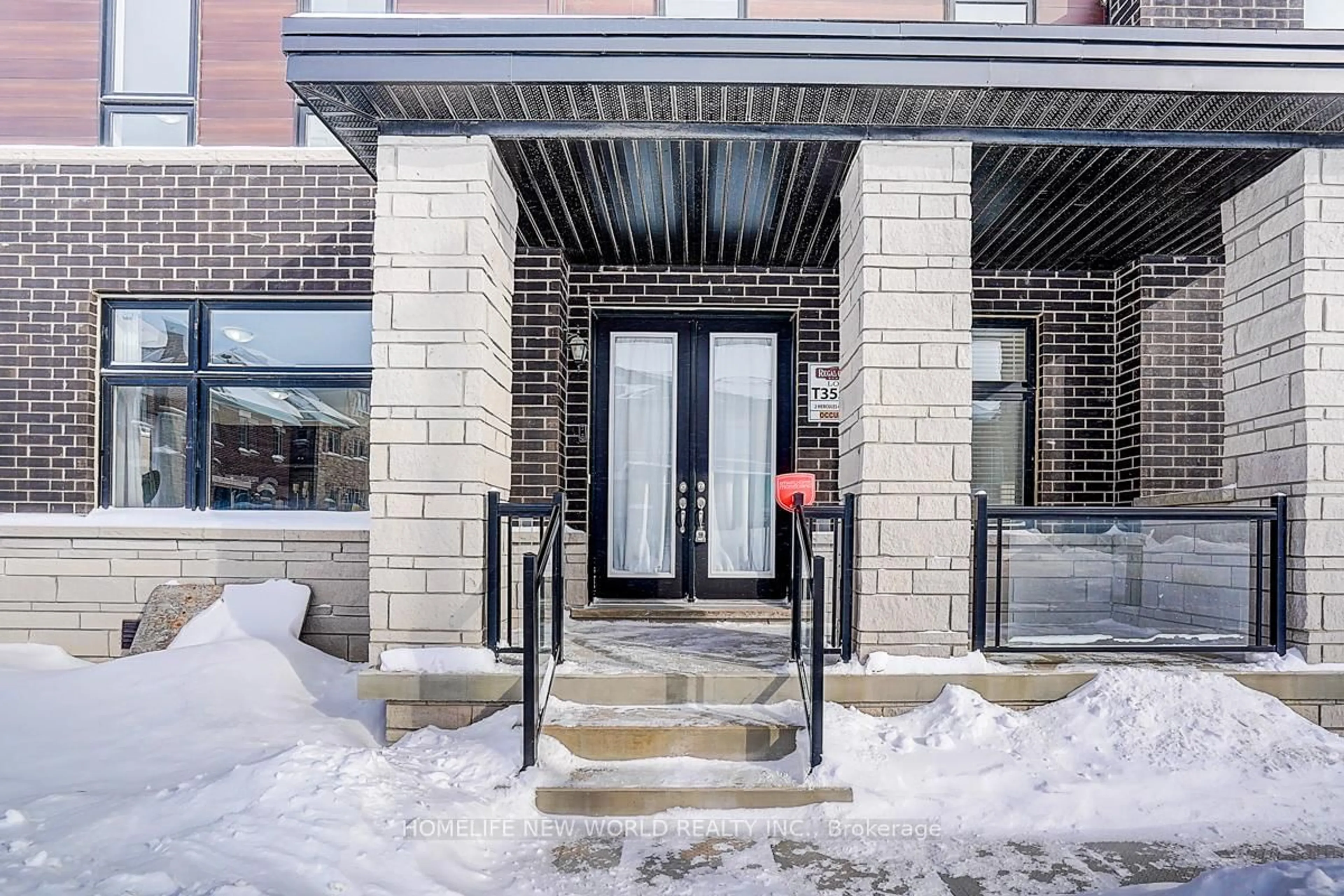 Indoor entryway for 2 Hercules Club Dr, Richmond Hill Ontario L4E 1K6