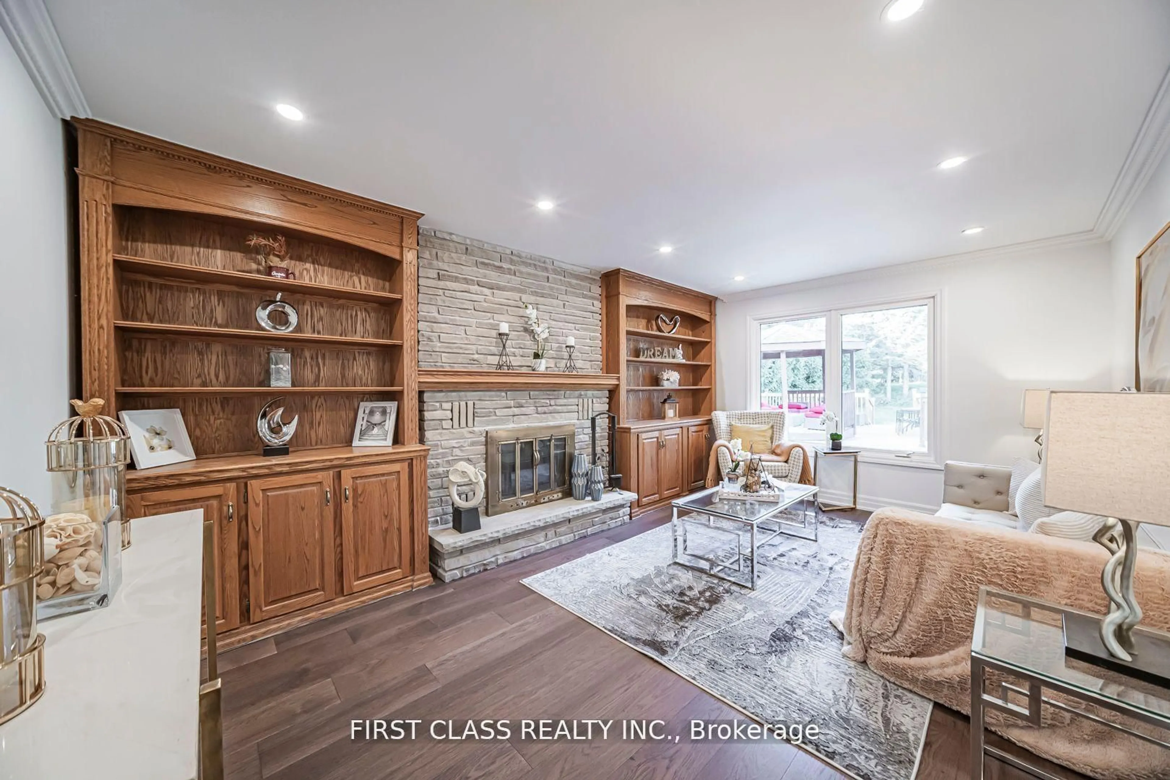 Living room with furniture, unknown for 1148 Kingdale Rd, Newmarket Ontario L3Y 4W1