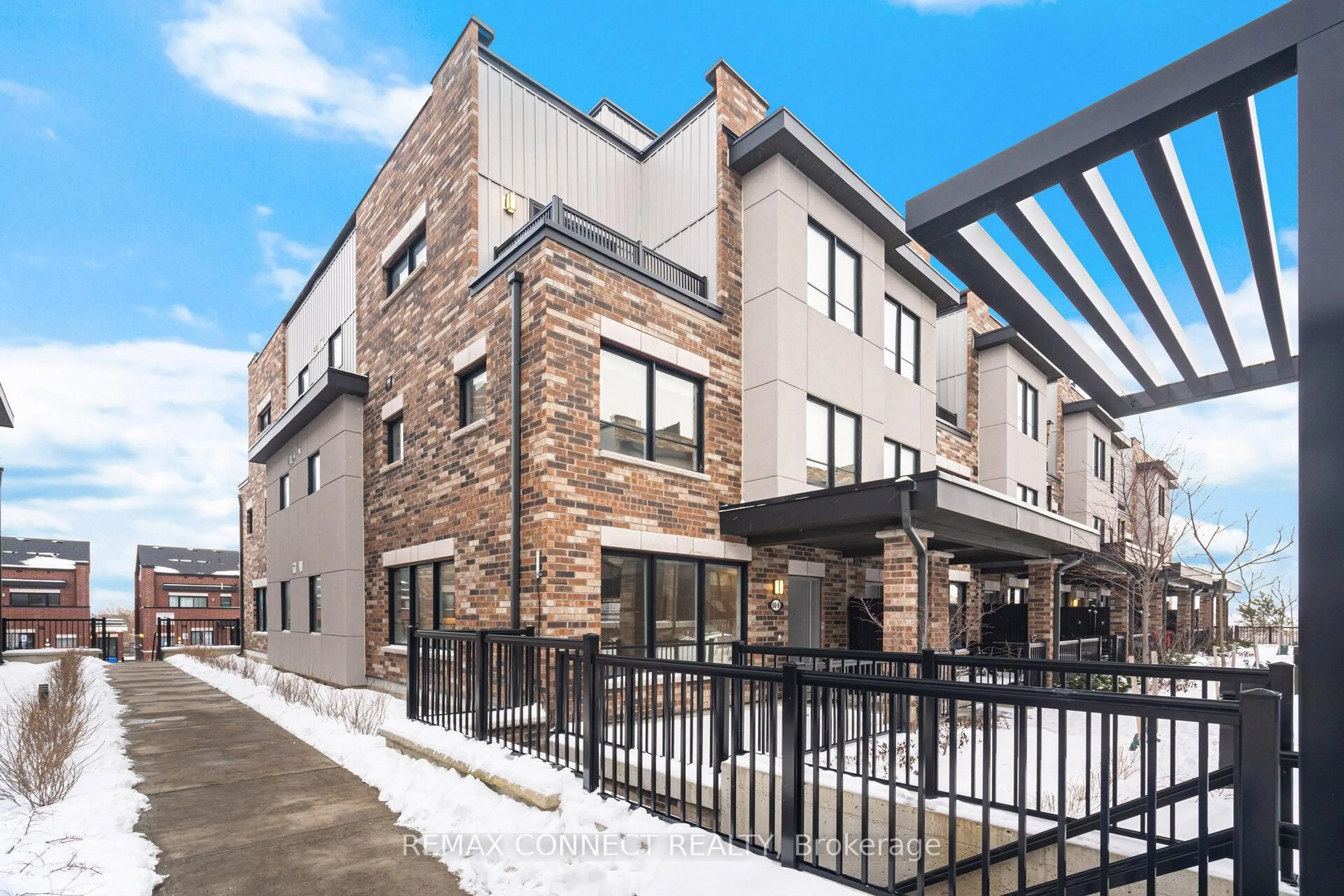 Patio, unknown for 60 Baynes Way #8, Bradford West Gwillimbury Ontario L3Z 4M3