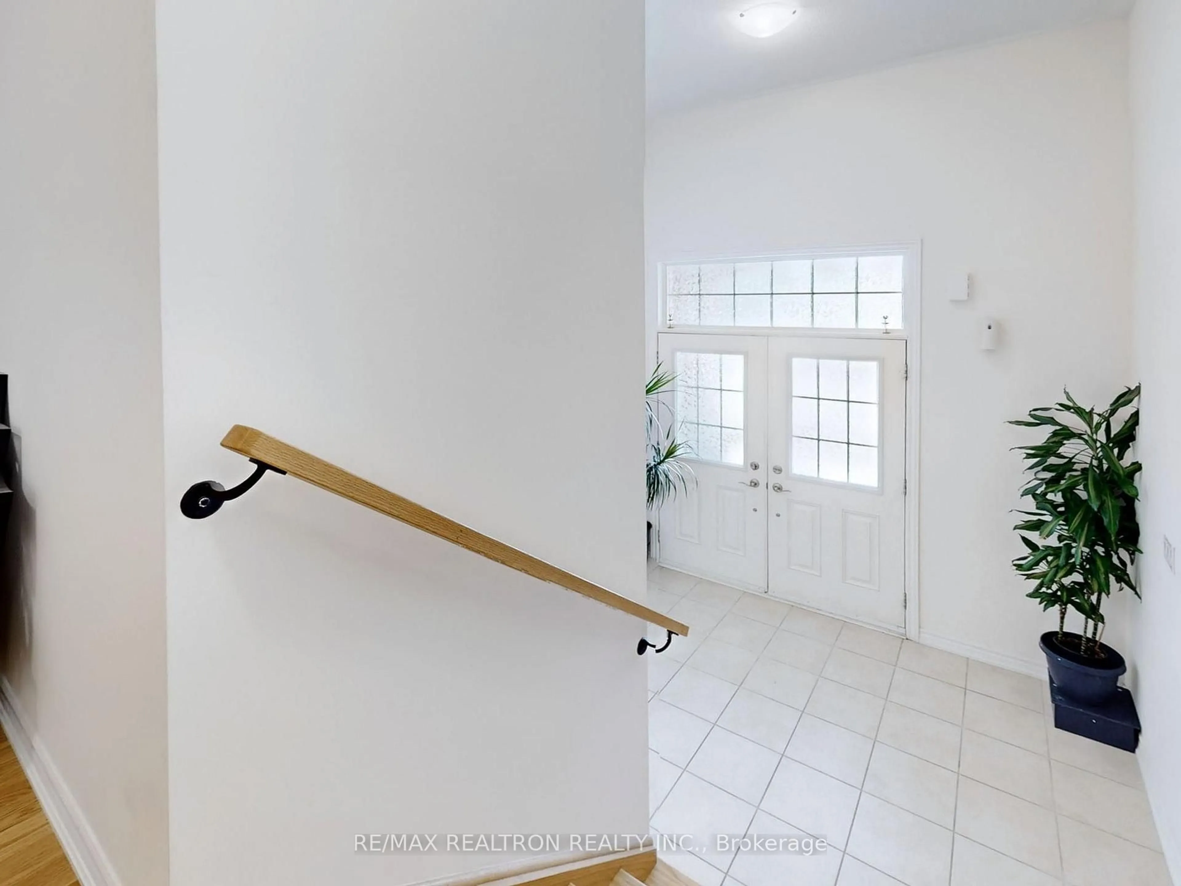 Indoor foyer for 362 Danny Wheeler Blvd, Georgina Ontario L4P 0K2