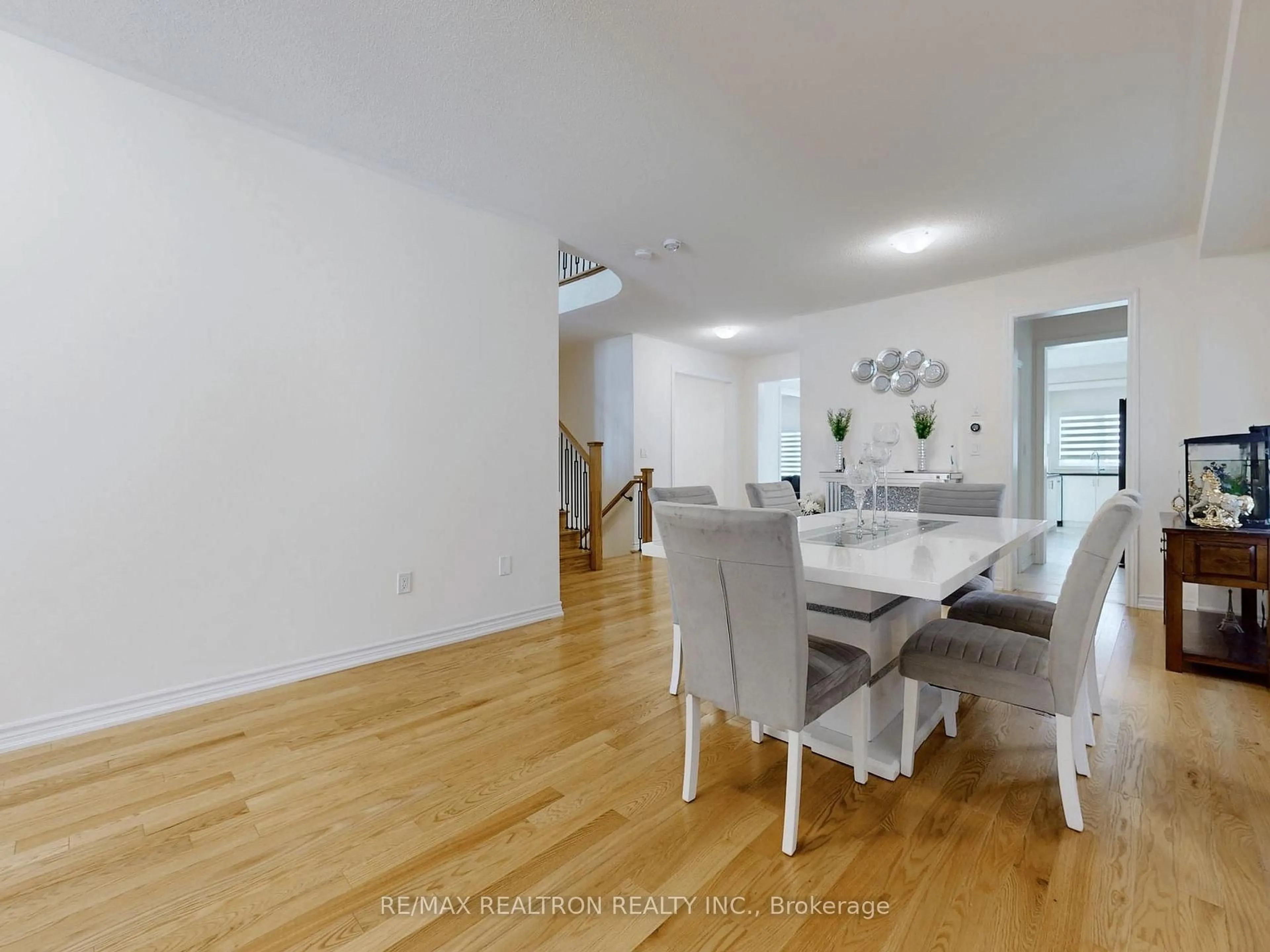 Dining room, wood/laminate floor for 362 Danny Wheeler Blvd, Georgina Ontario L4P 0K2