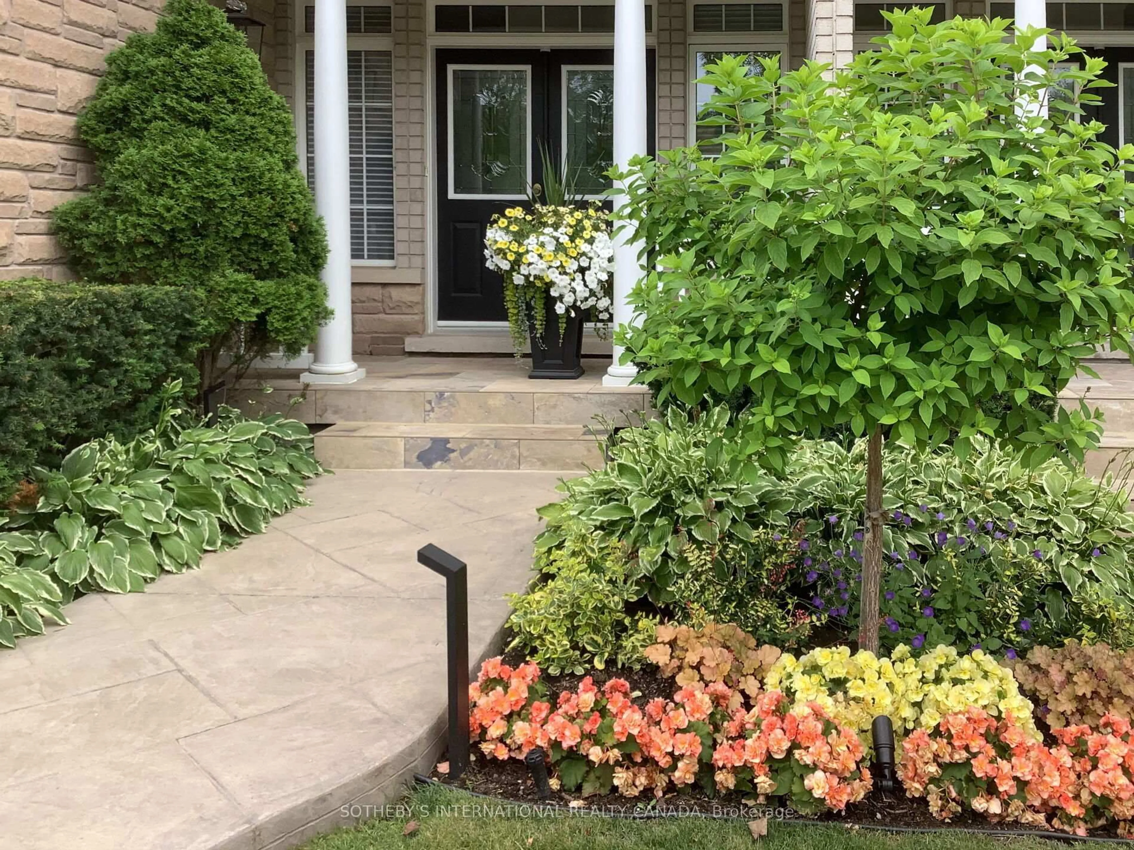 Indoor entryway for 463 Crossing Bridge Pl, Aurora Ontario L4G 7N1