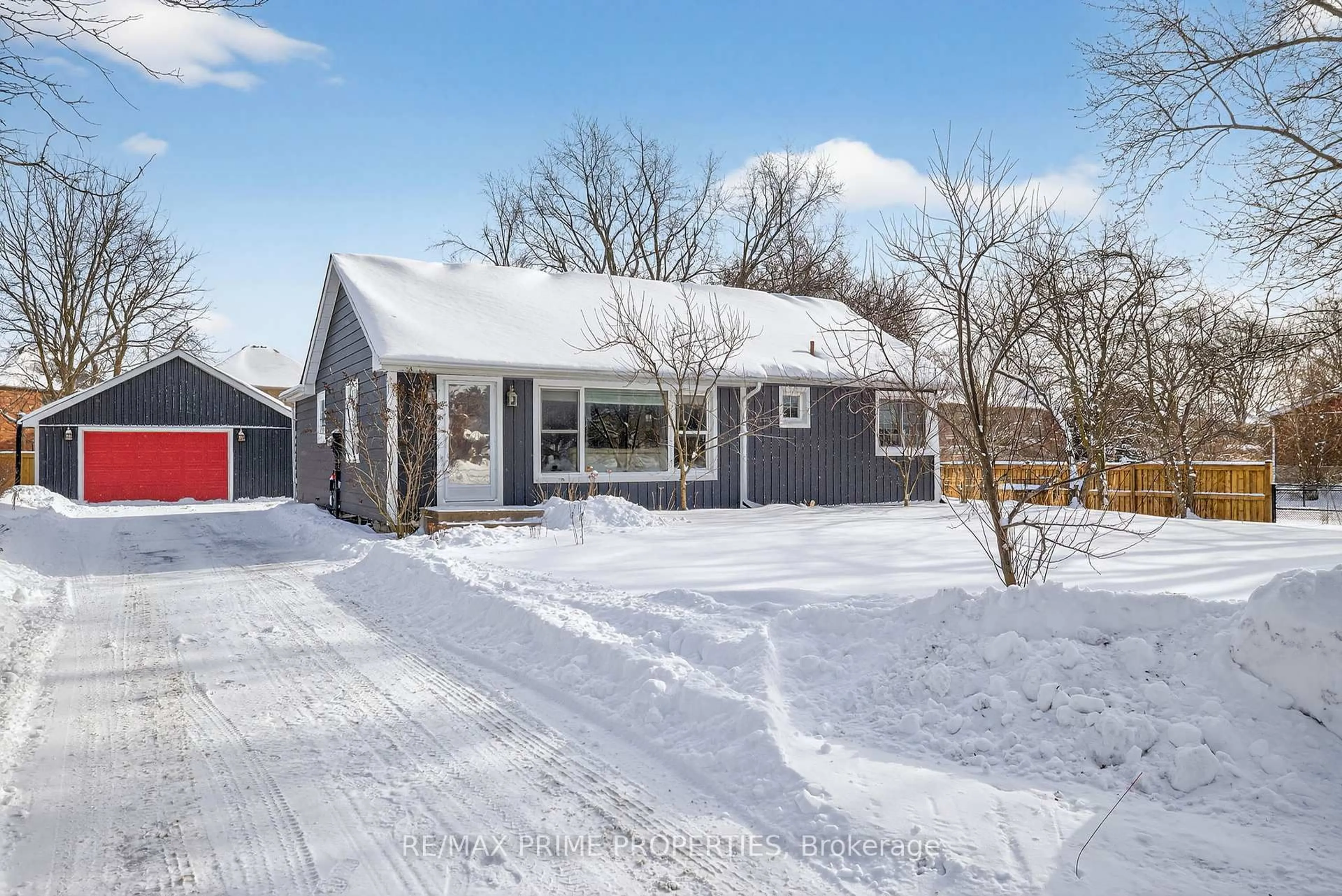 A pic from outside/outdoor area/front of a property/back of a property/a pic from drone, street for 18979 Centre St, East Gwillimbury Ontario L0G 1M0