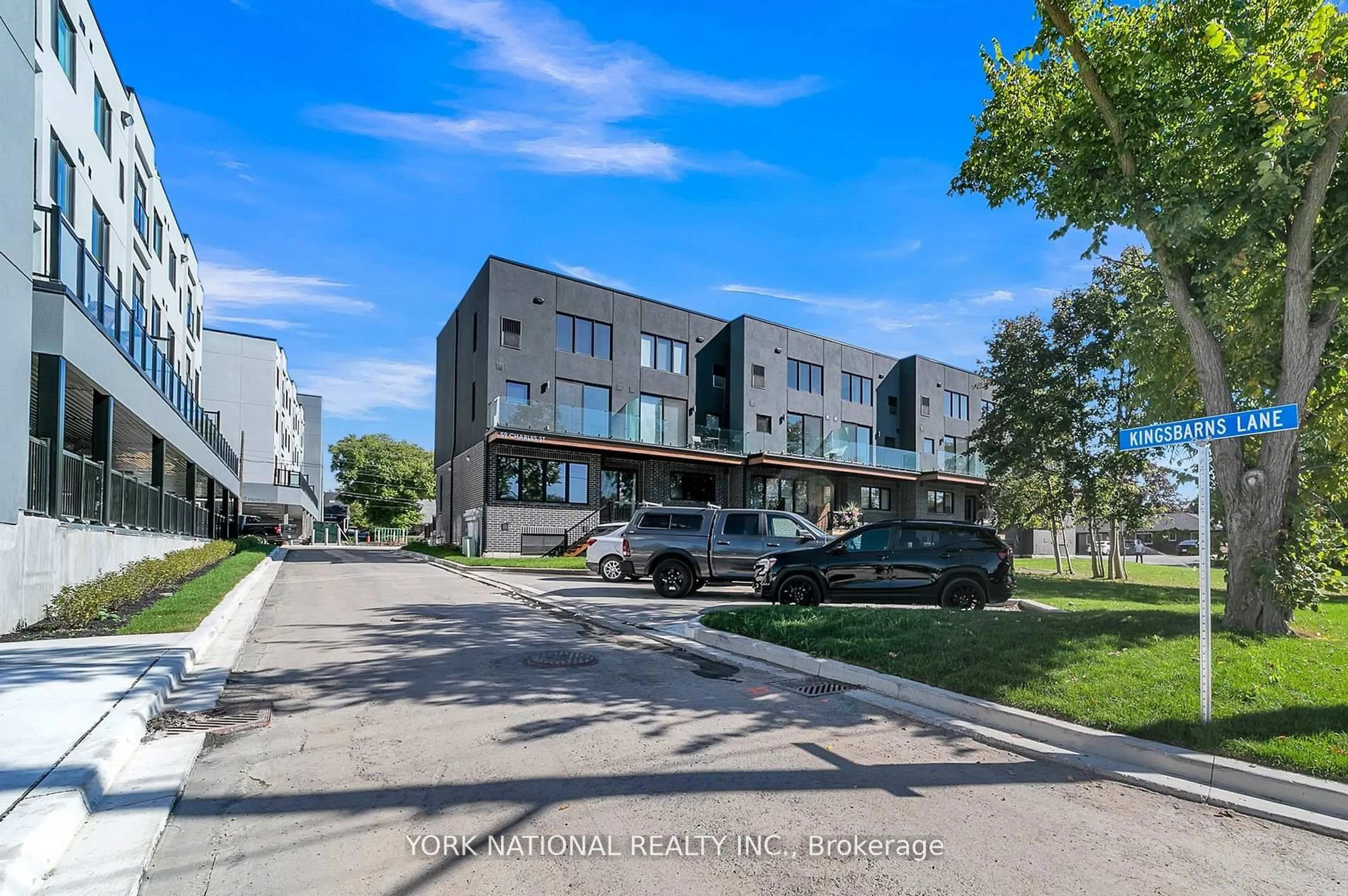 A pic from outside/outdoor area/front of a property/back of a property/a pic from drone, street for 59 Charles St #1, Newmarket Ontario L3Y 3V7