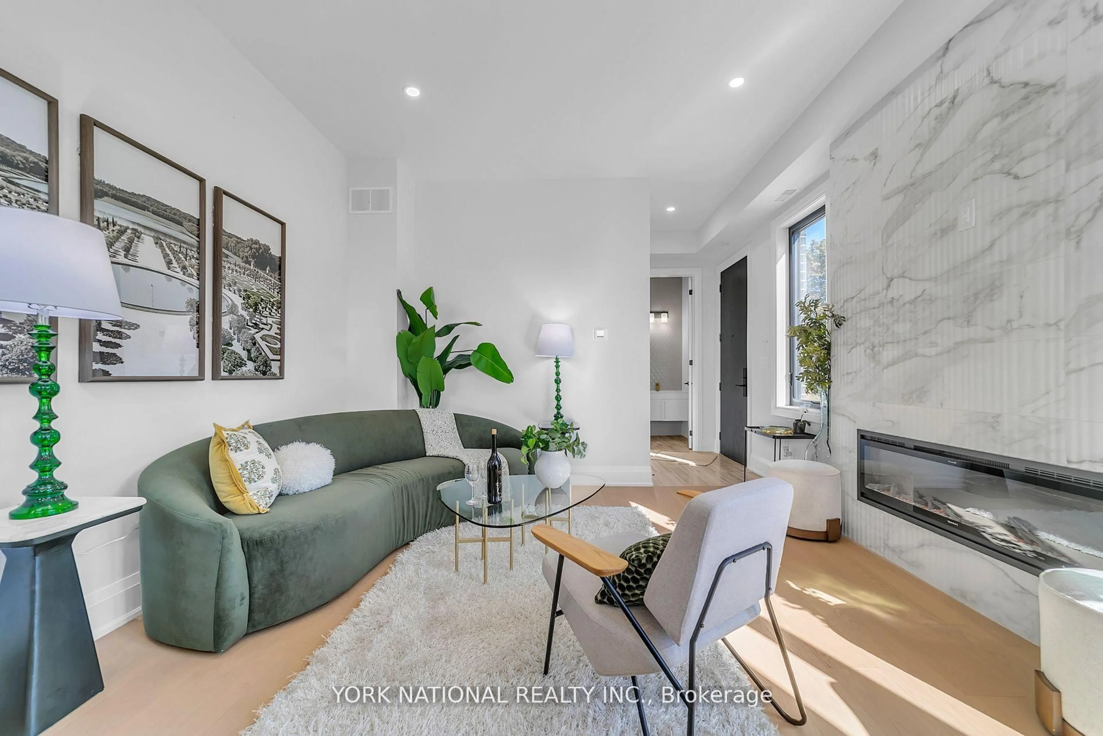 Living room with furniture, unknown for 59 Charles St #1, Newmarket Ontario L3Y 3V7