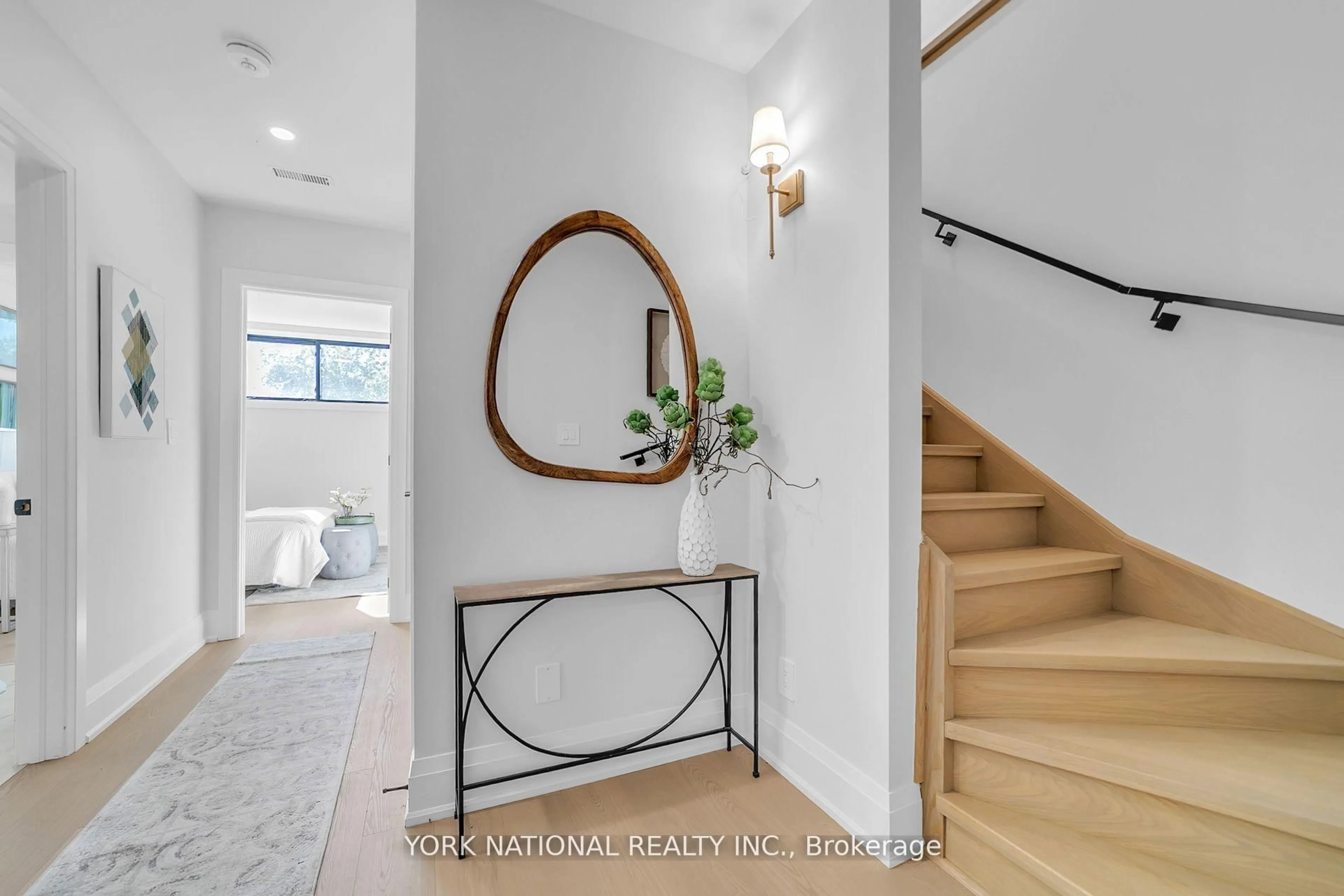 Indoor entryway for 59 Charles St #1, Newmarket Ontario L3Y 3V7