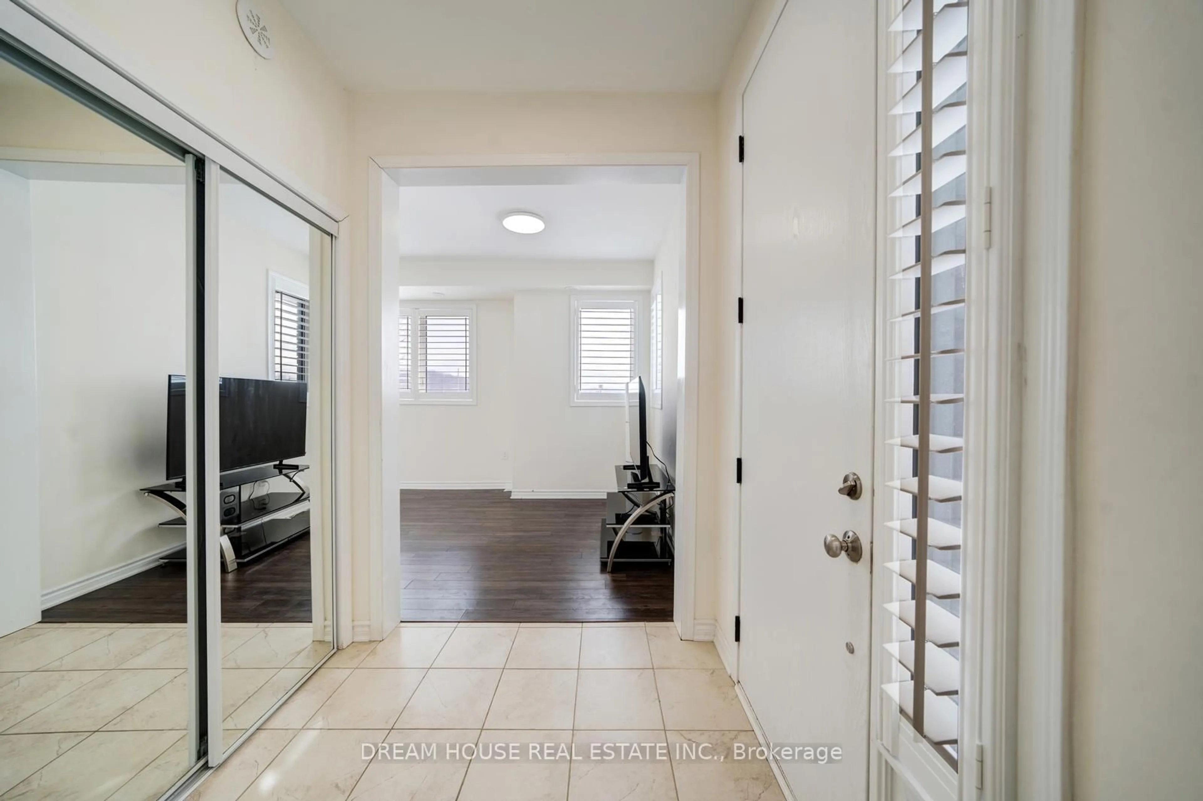 Indoor entryway for 350 Arthur Bonner Ave #41, Markham Ontario L6B 1N2