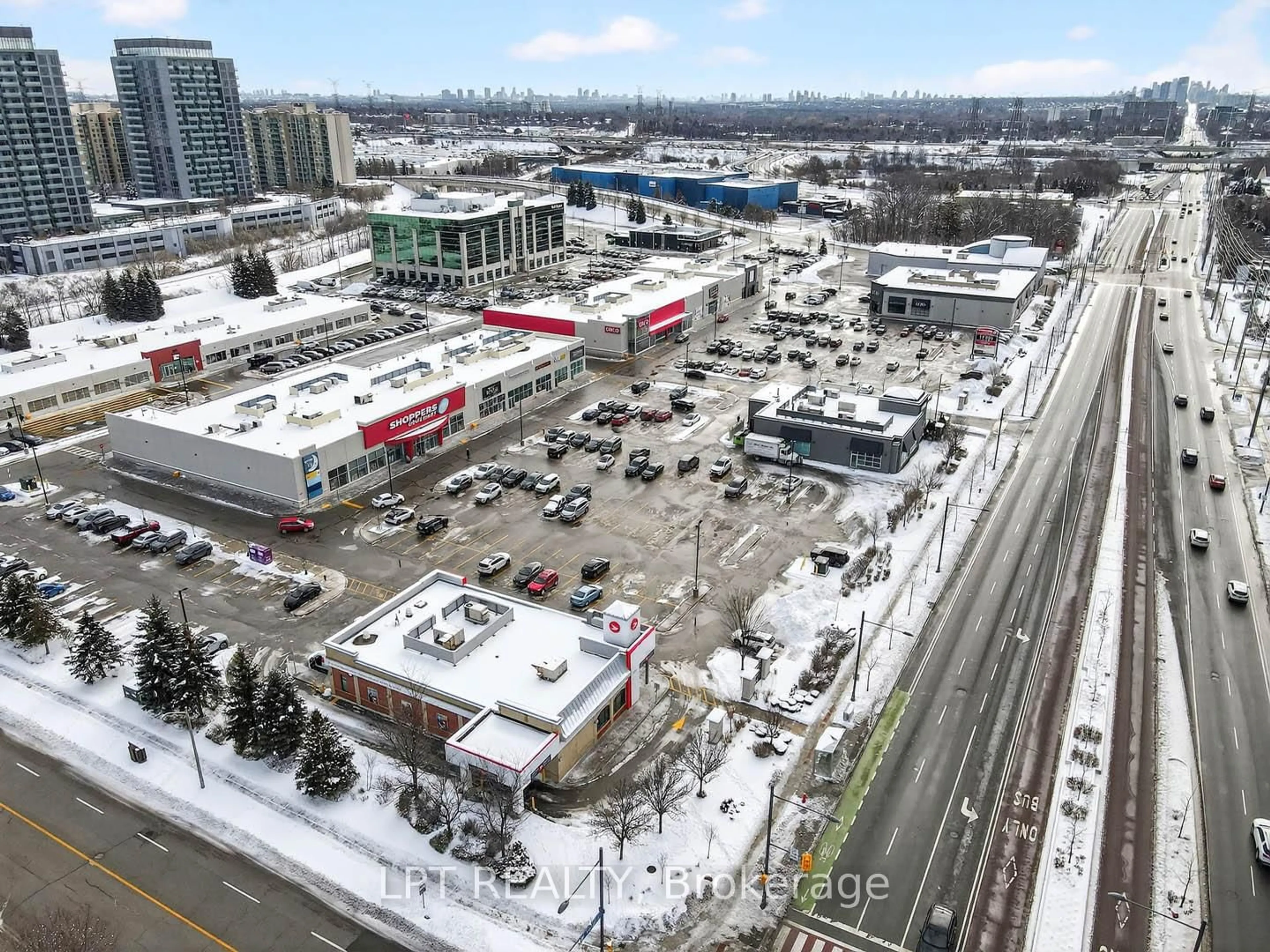 A pic from outside/outdoor area/front of a property/back of a property/a pic from drone, street for 51 Baffin Crt #PH06, Richmond Hill Ontario L4B 4P6